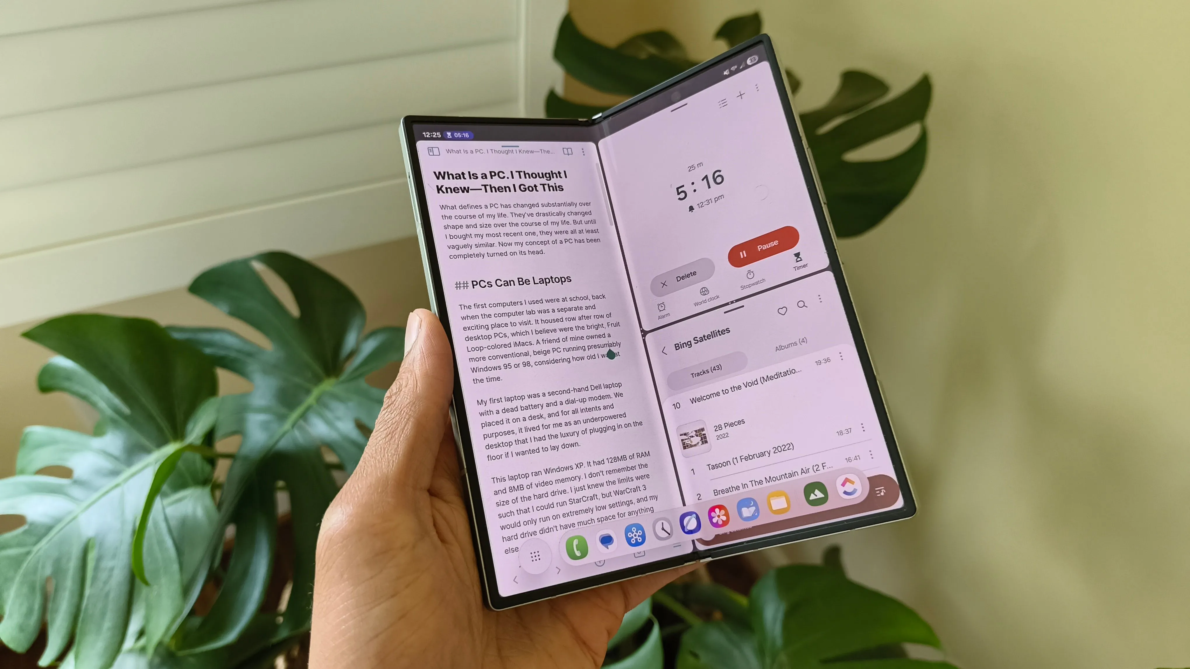 Ảnh chụp từ camera CMF Phone 2 Pro với Samsung Galaxy Z Fold 6 làm vật thể chính, cho thấy khả năng chụp ảnh.