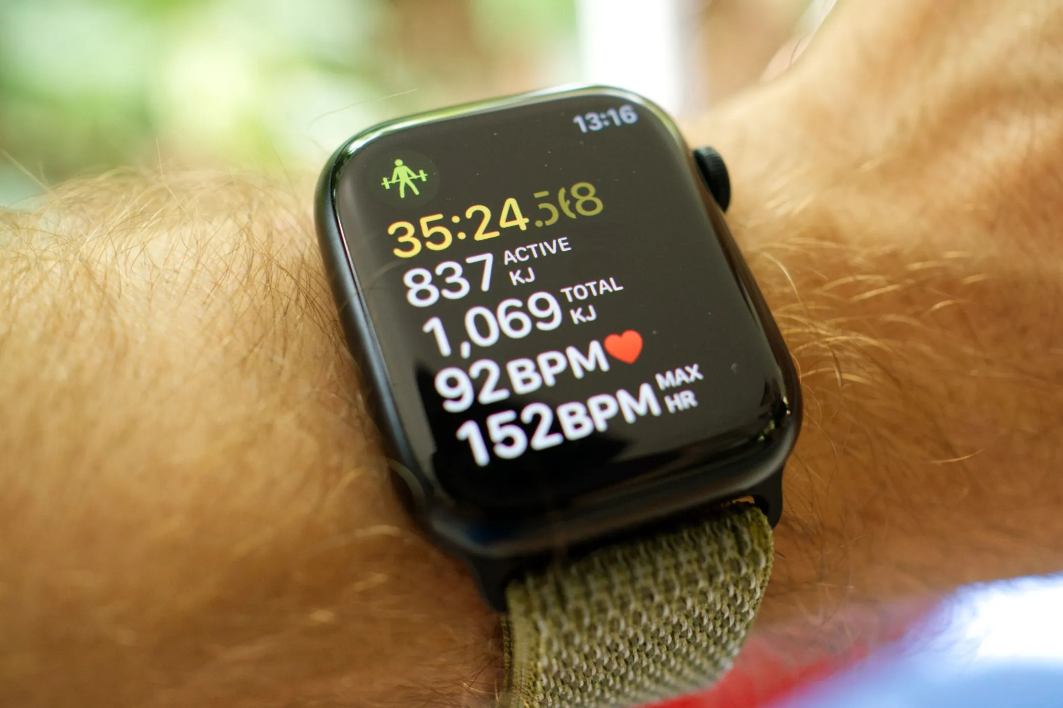 Apple Watch Series 8 đang theo dõi buổi tập luyện sức mạnh truyền thống của người dùng