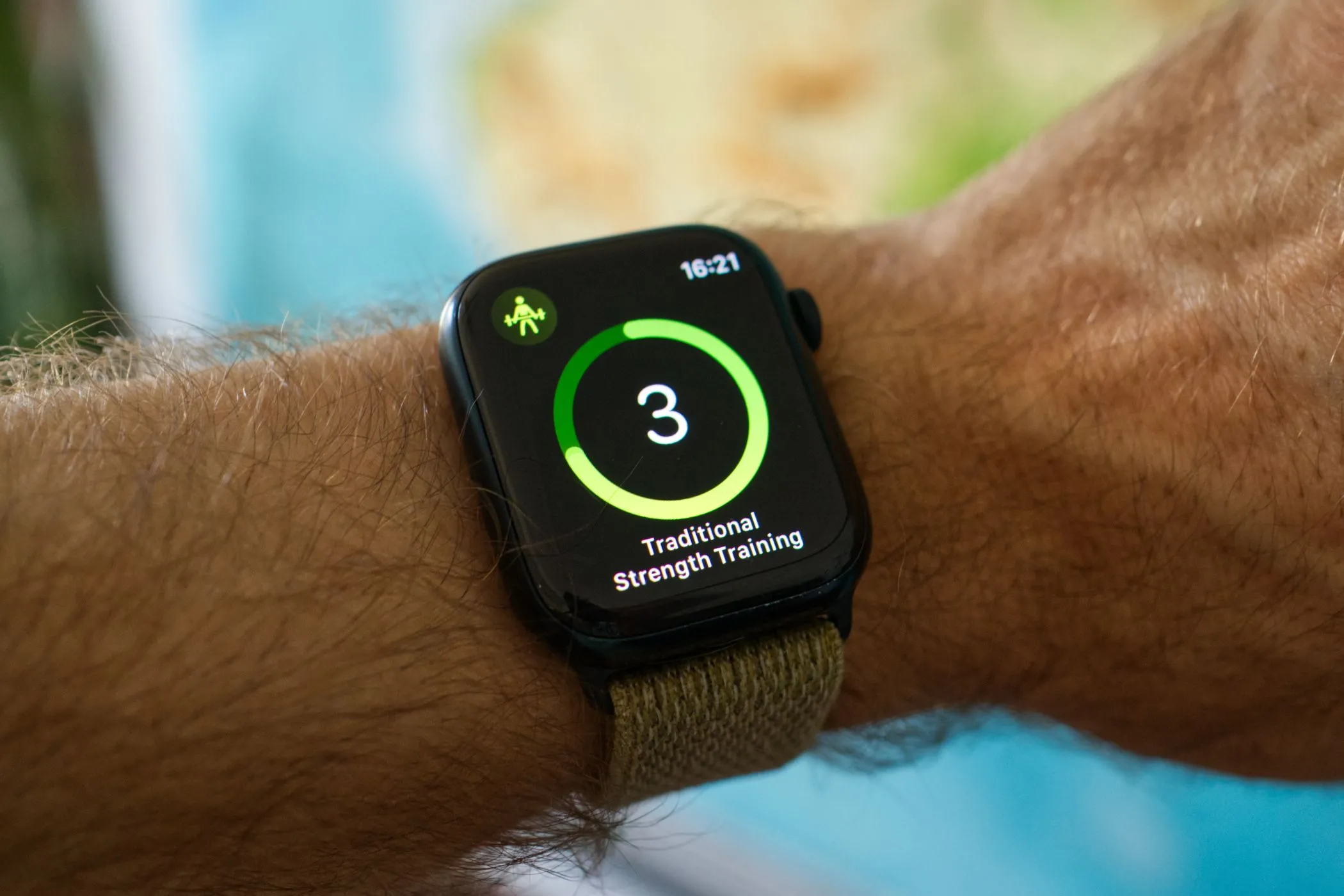 Apple Watch Series 8 khởi động bài tập rèn luyện sức mạnh