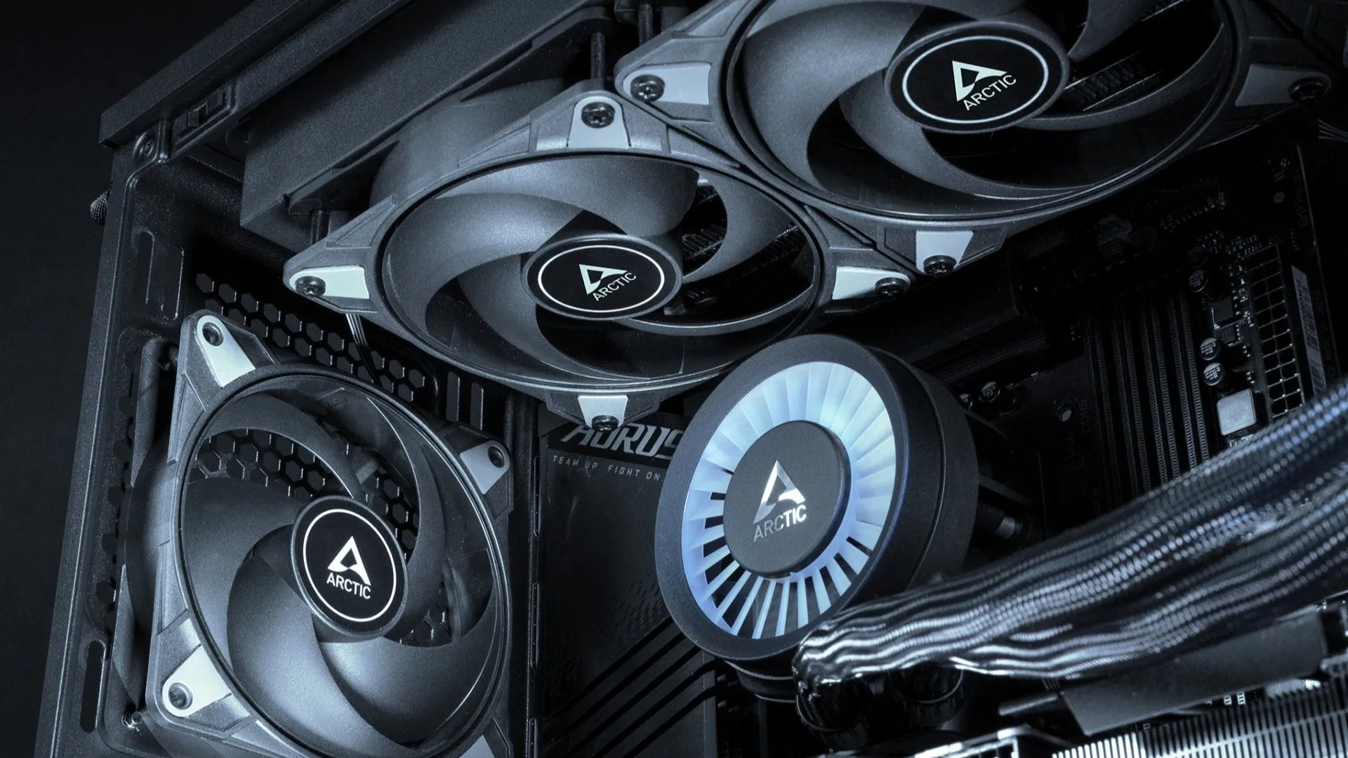 Ba quạt ARCTIC P12 Max được gắn bên trong một vỏ case PC.