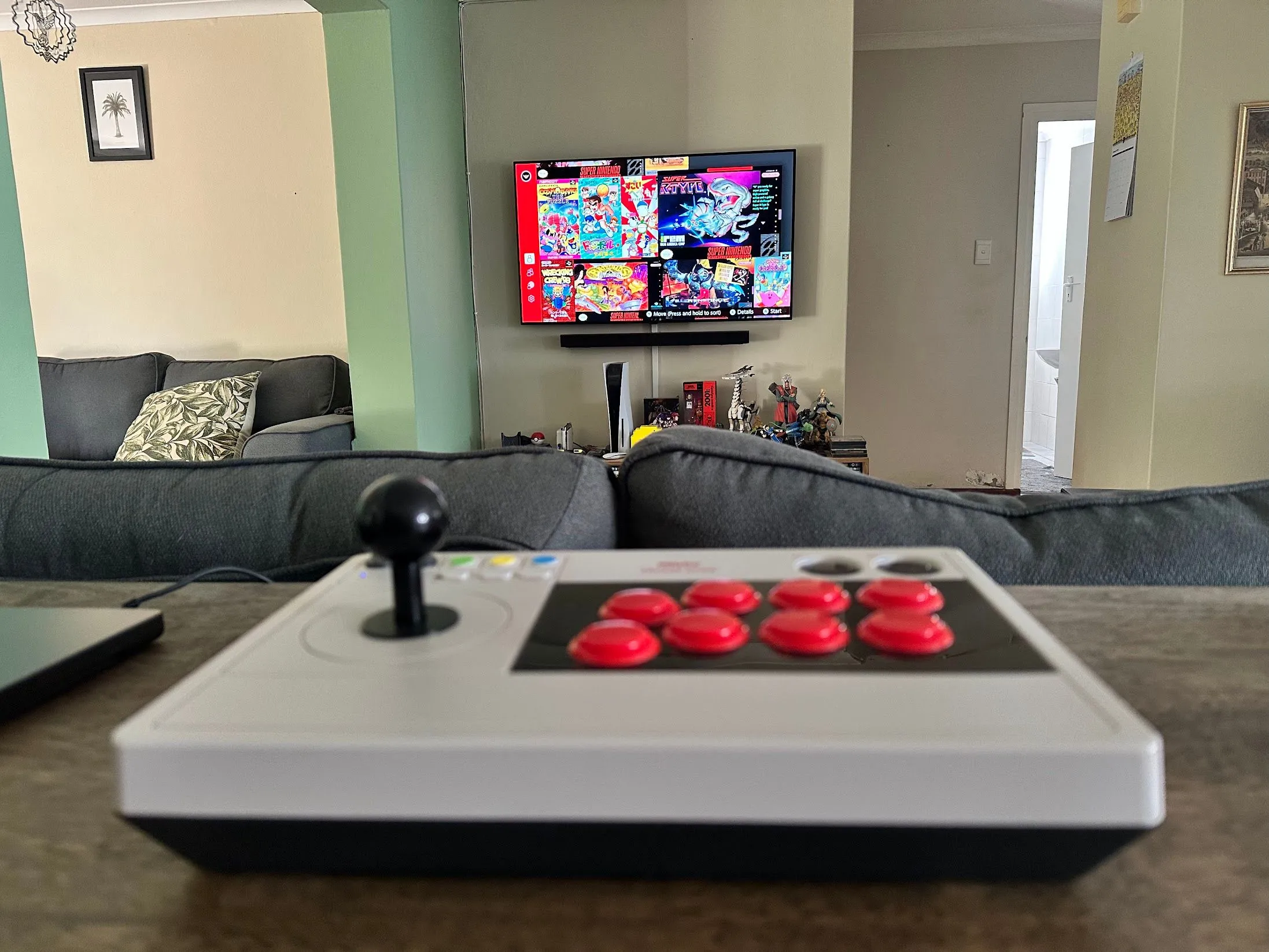 Bàn arcade 8bitDo với hình ảnh các tựa game SNES kinh điển hiển thị trên màn hình, gợi nhớ kỷ niệm game thùng.