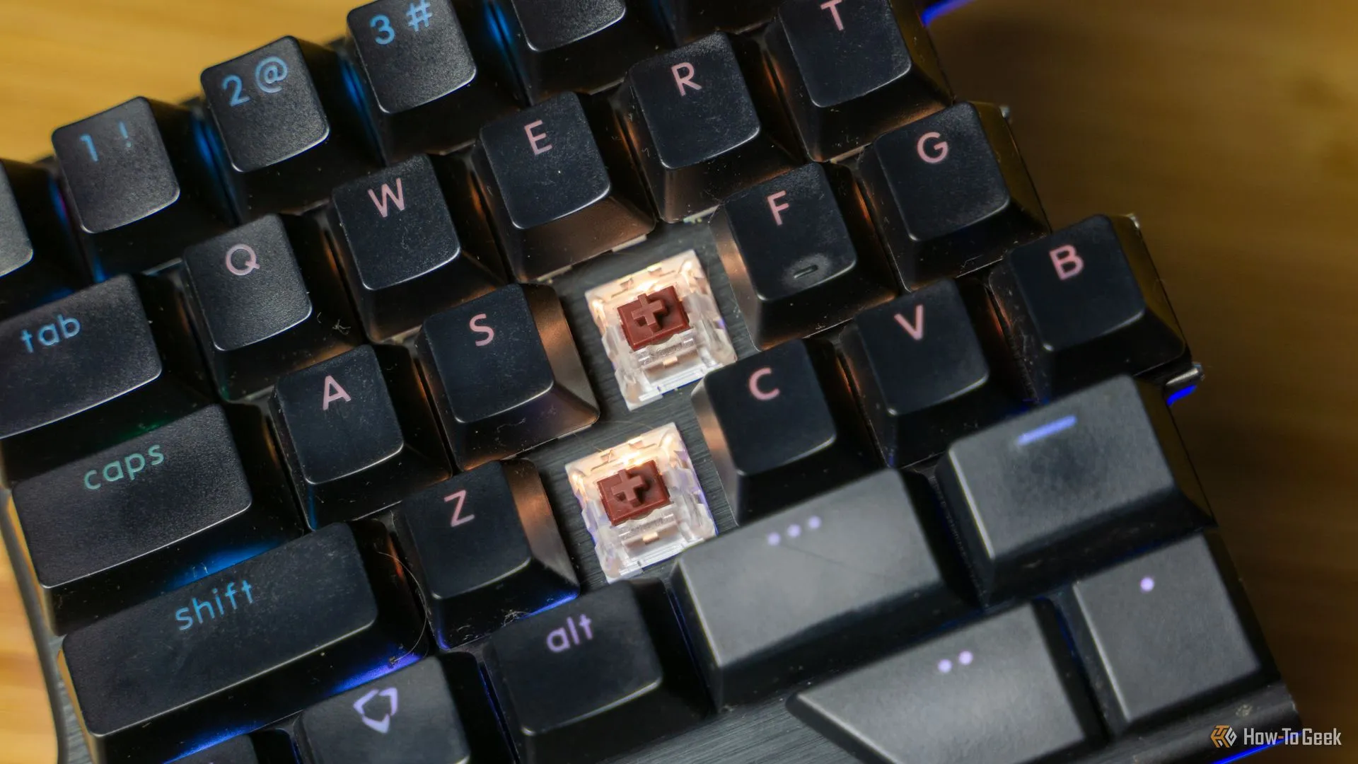 Bàn phím Dygma Raise với một số keycap đã tháo rời để lộ switch hot-swappable.