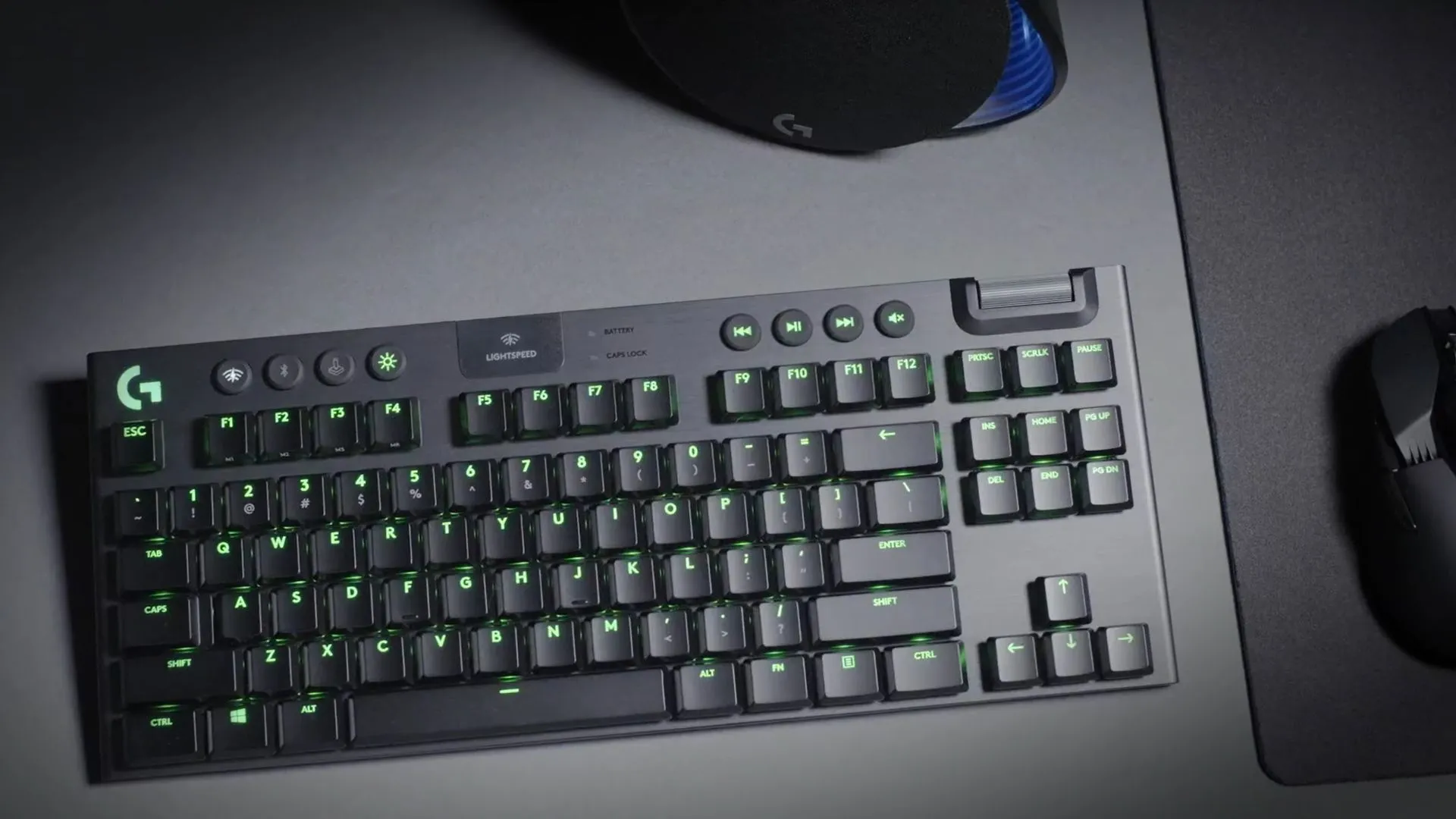 Bàn phím Logitech G915 TKL trên bàn làm việc màu xám
