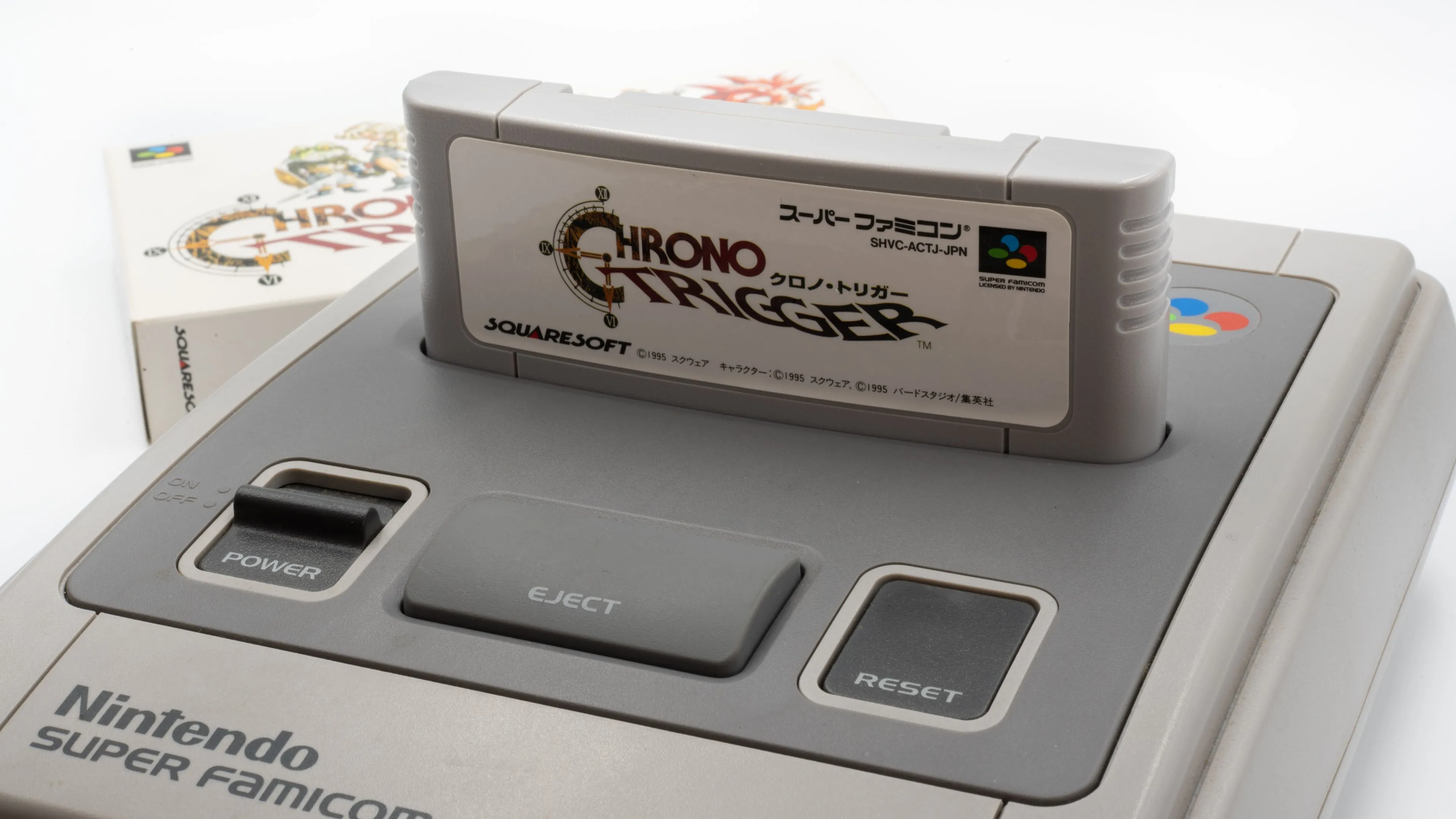 Băng game Chrono Trigger gắn trong máy Super Famicom (SNES) cổ điển