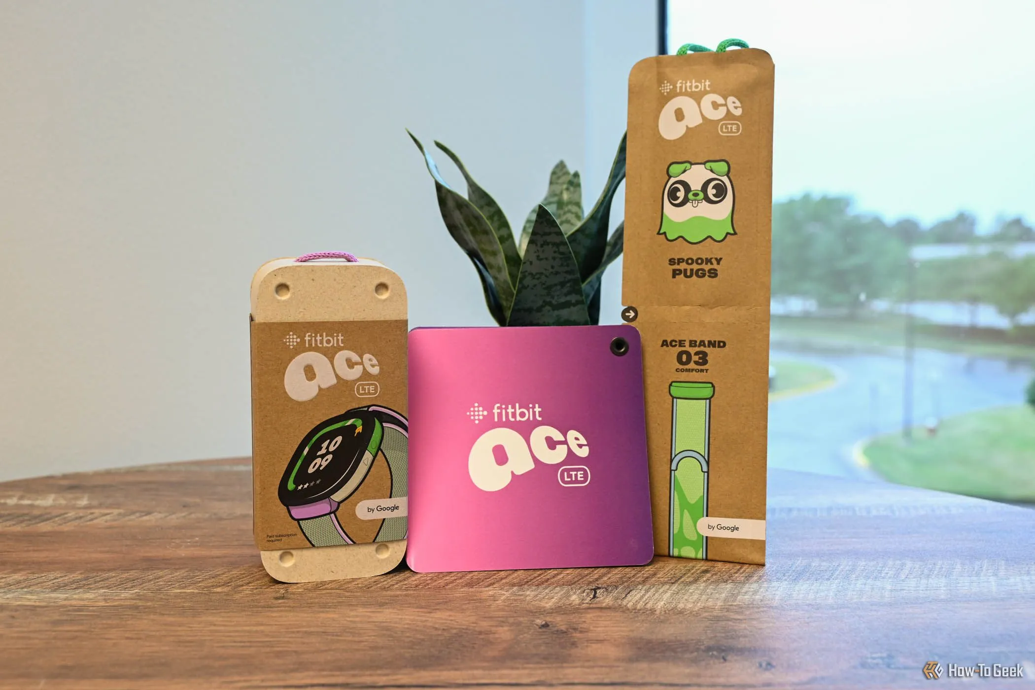 Bao bì sản phẩm công nghệ Fitbit Ace LTE thân thiện môi trường, minh họa cho việc tập trung vào bao bì trong chiến lược greenwashing