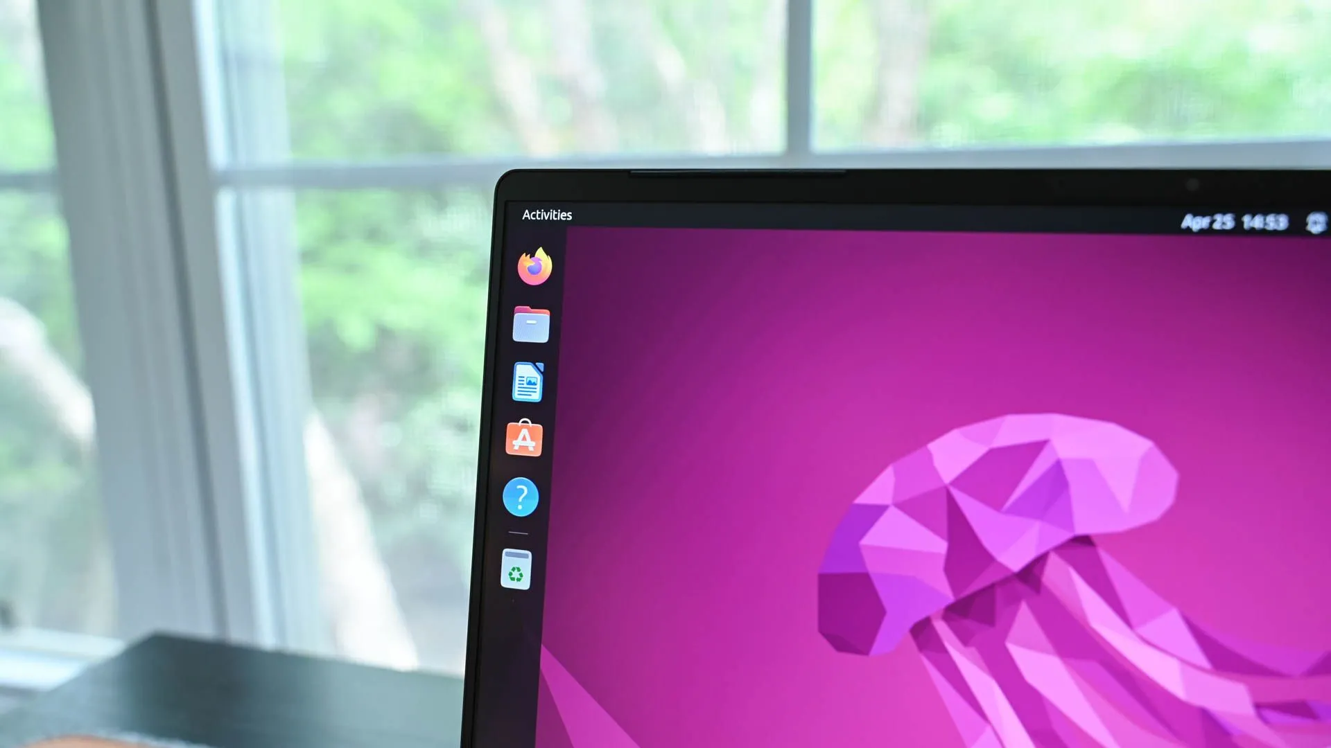 Biểu tượng Ubuntu trên màn hình máy tính