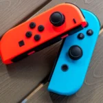Bộ điều khiển Joy-Con của Nintendo Switch trên bàn, minh họa vấn đề trôi joystick phổ biến.