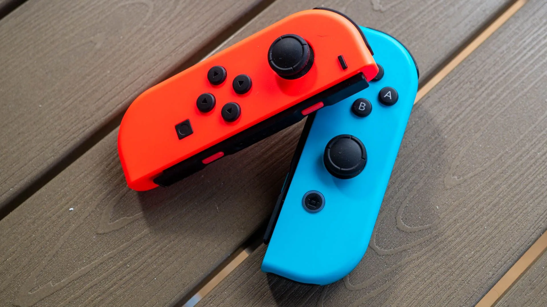 Bộ điều khiển Joy-Con của Nintendo Switch trên bàn, minh họa vấn đề trôi joystick phổ biến.
