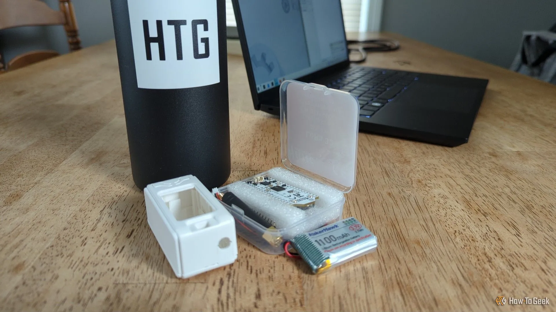 Bộ kit radio LoRa MakerHawk, bao gồm bảng mạch, vỏ và pin, là lựa chọn khởi đầu tiết kiệm cho Meshtastic.