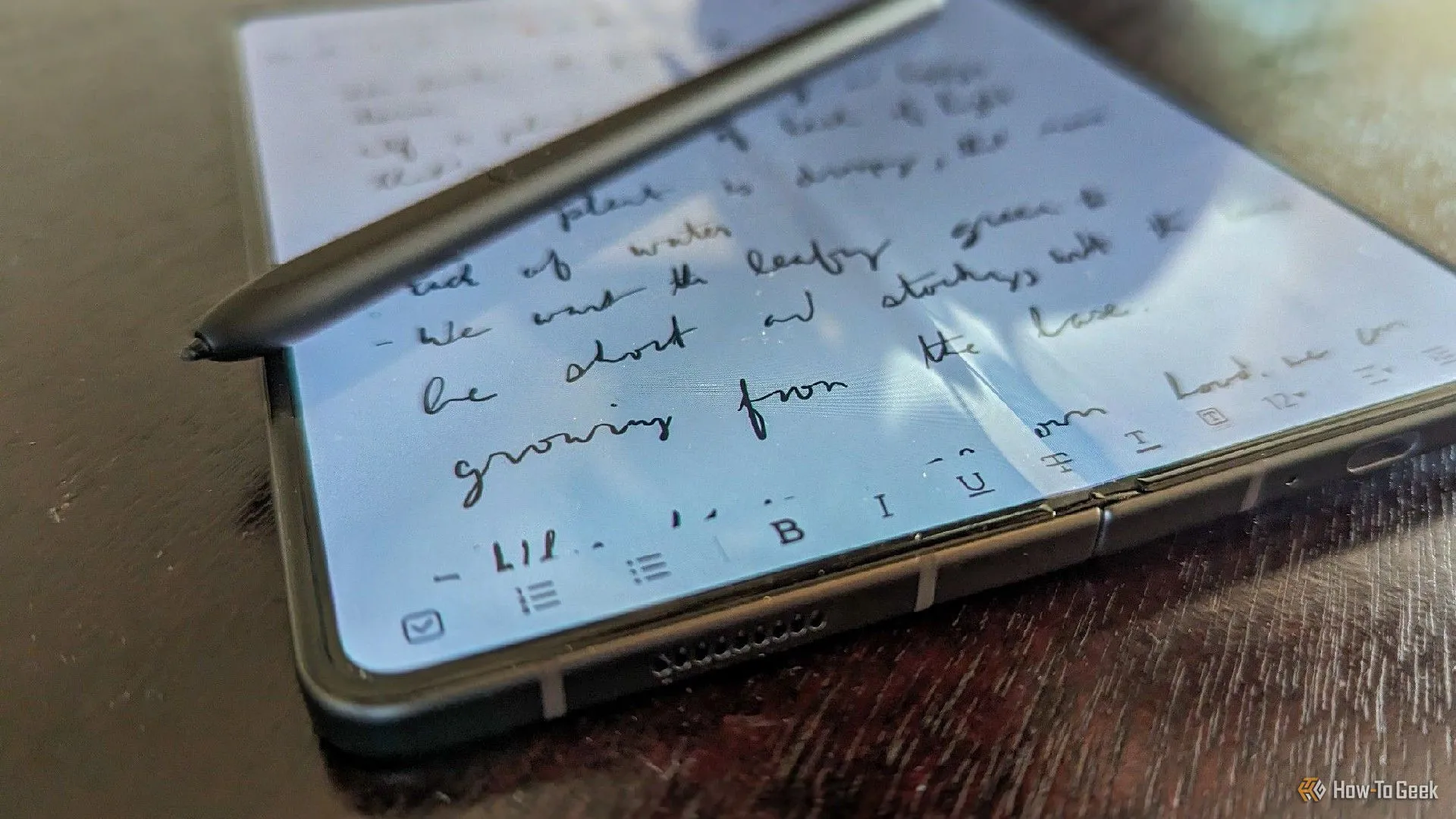 Bút S Pen đang đặt trên màn hình gập của Samsung Galaxy Z Fold 5, minh họa khả năng hỗ trợ bút cảm ứng của dòng điện thoại này.