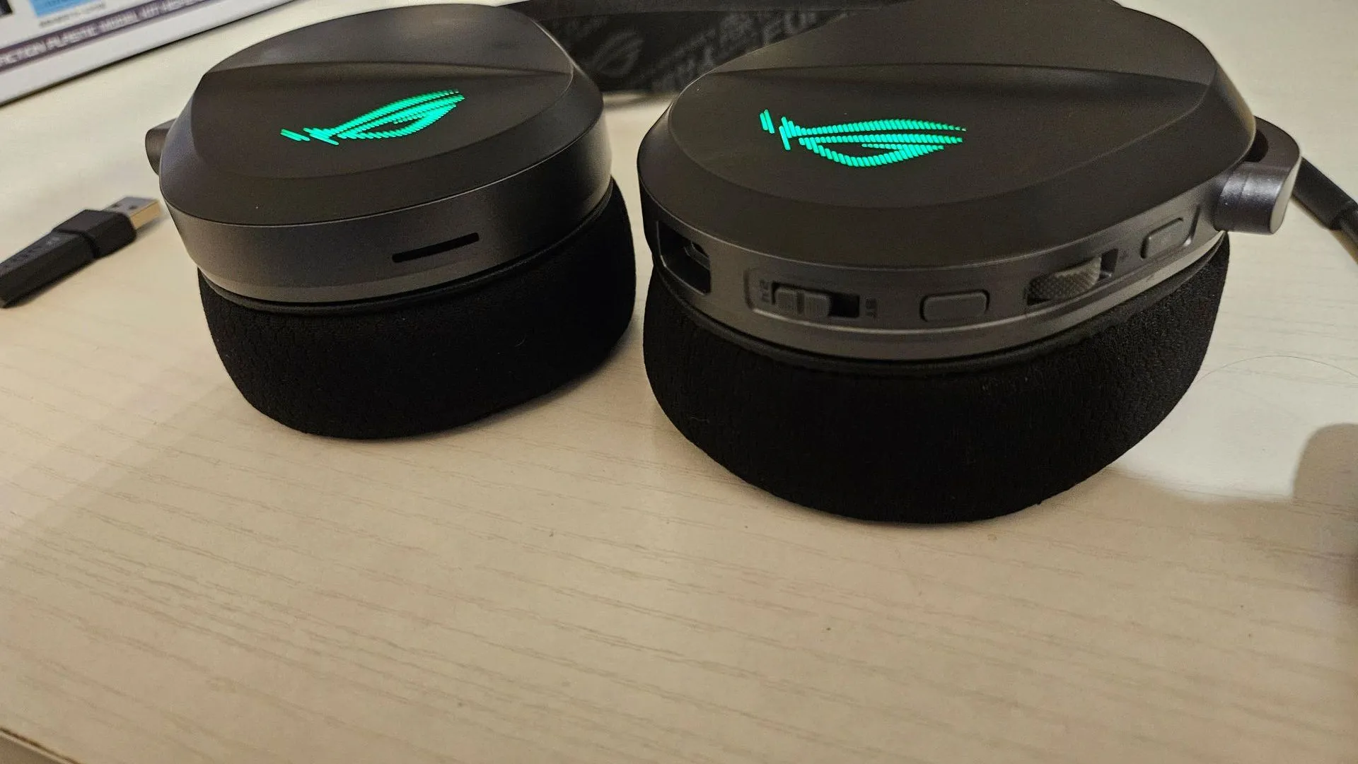 Các cổng kết nối và nút điều khiển trên earcup của tai nghe gaming ASUS ROG Pelta