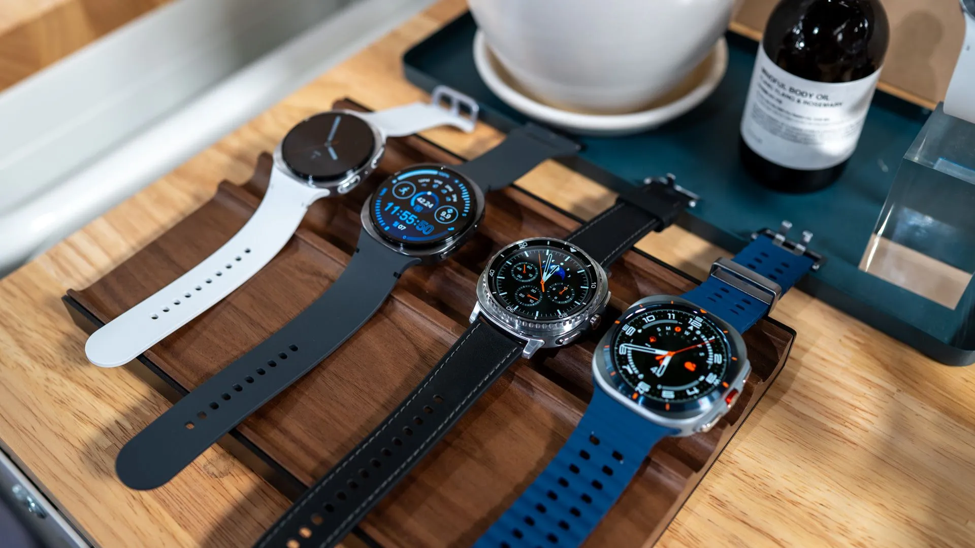 Các mẫu đồng hồ thông minh Samsung Galaxy Watch 8, Galaxy Watch 8 Classic và Galaxy Watch Ultra 2025 được trưng bày