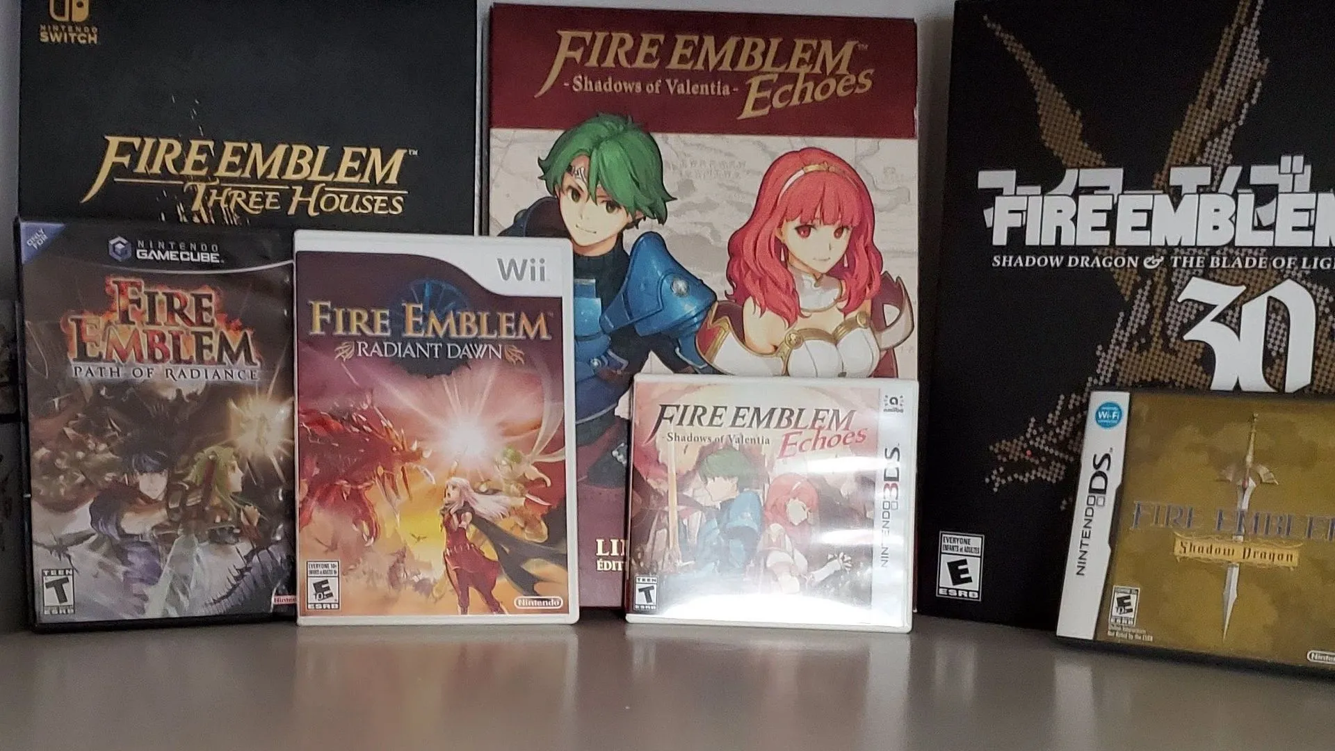 Các phiên bản đặc biệt của trò chơi Fire Emblem với nhiều vật phẩm độc đáo