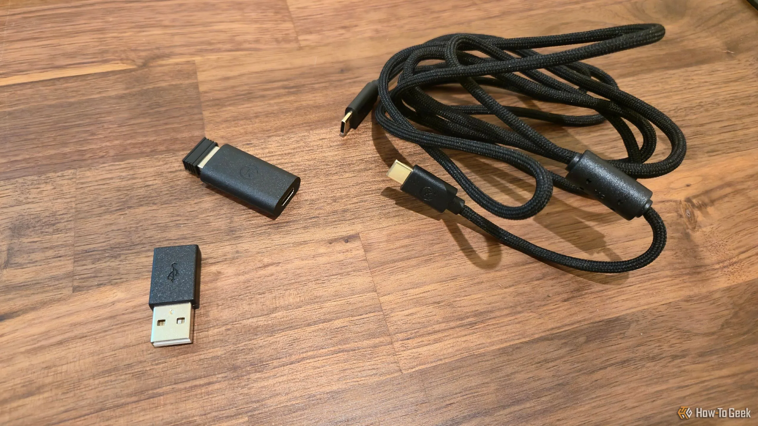 Các phụ kiện đi kèm chuột Keychron M7, bao gồm cáp USB-C, đầu thu 2.4GHz và bộ chuyển đổi USB