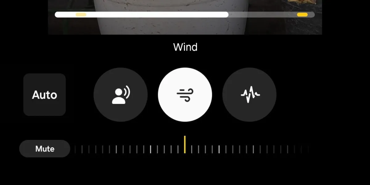 Các thanh trượt điều chỉnh âm thanh (Giọng nói, Gió, Tiếng ồn) trong tính năng Audio Eraser trên Galaxy S25.