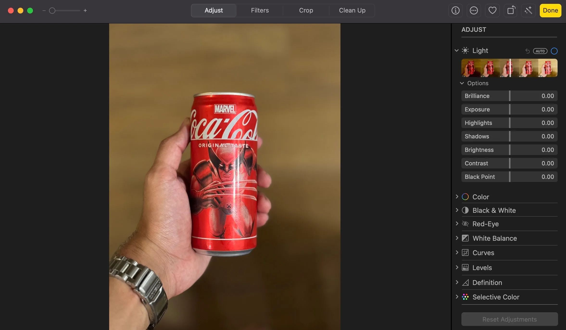 Các tùy chọn điều chỉnh ánh sáng và tông màu cơ bản trong ứng dụng Photos trên macOS, bao gồm phơi sáng, vùng sáng, vùng tối và độ tương phản.