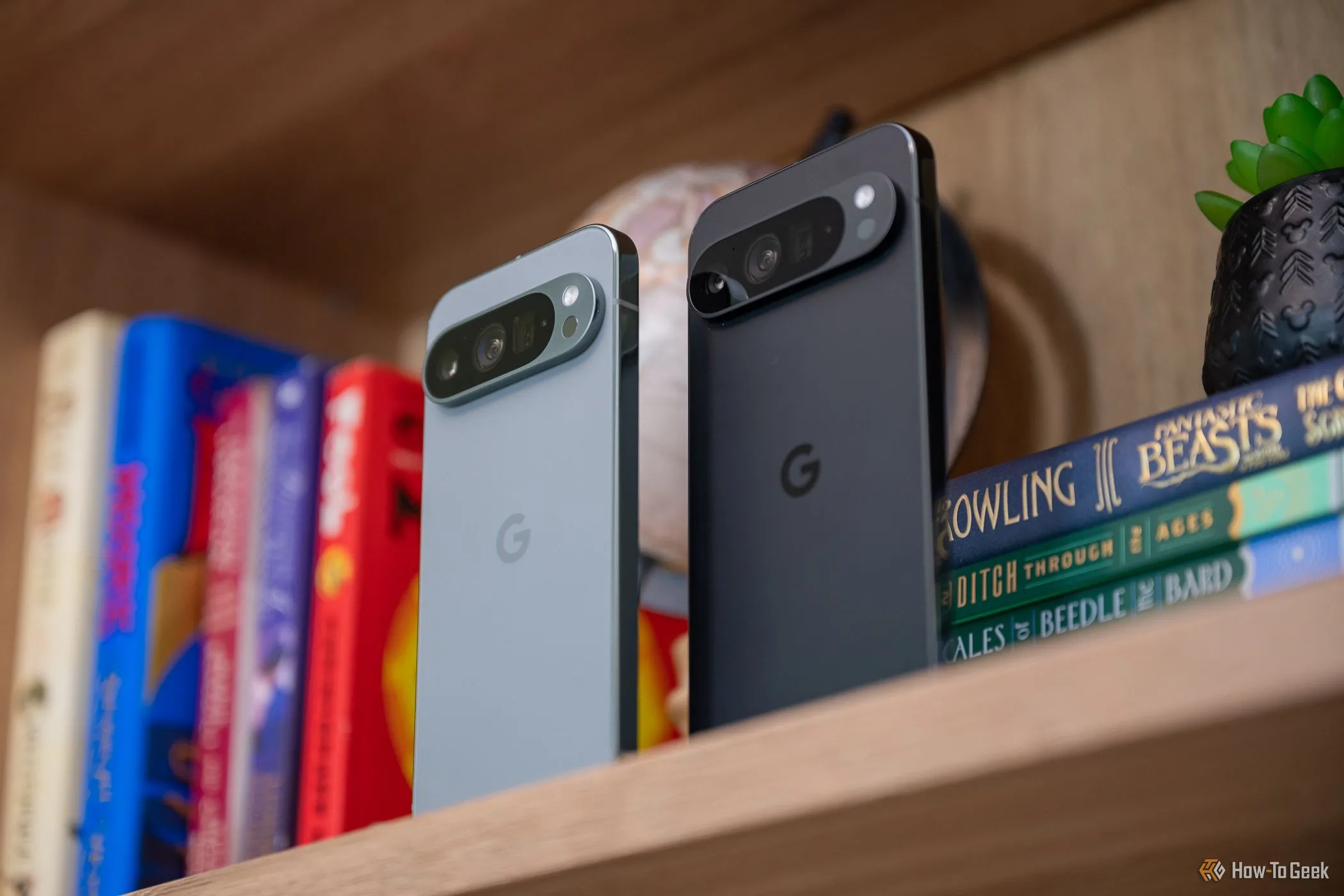 Camera của Google Pixel 9 Pro và 9 Pro XL đặt trên giá, tôn lên thiết kế cụm camera độc đáo.