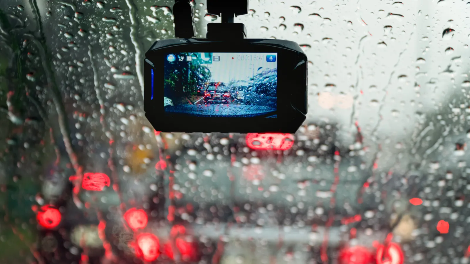 Camera hành trình gắn trên kính chắn gió ô tô trong điều kiện mưa, minh họa giải pháp dashcam.