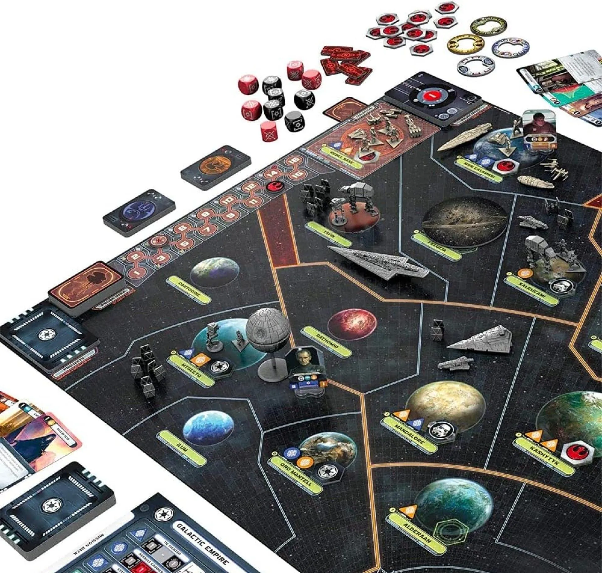 Cận cảnh bàn chơi khổng lồ của game chiến thuật Star Wars: Rebellion, với các quân đội và nhân vật iconic của Đế Chế và Nổi Dậy.