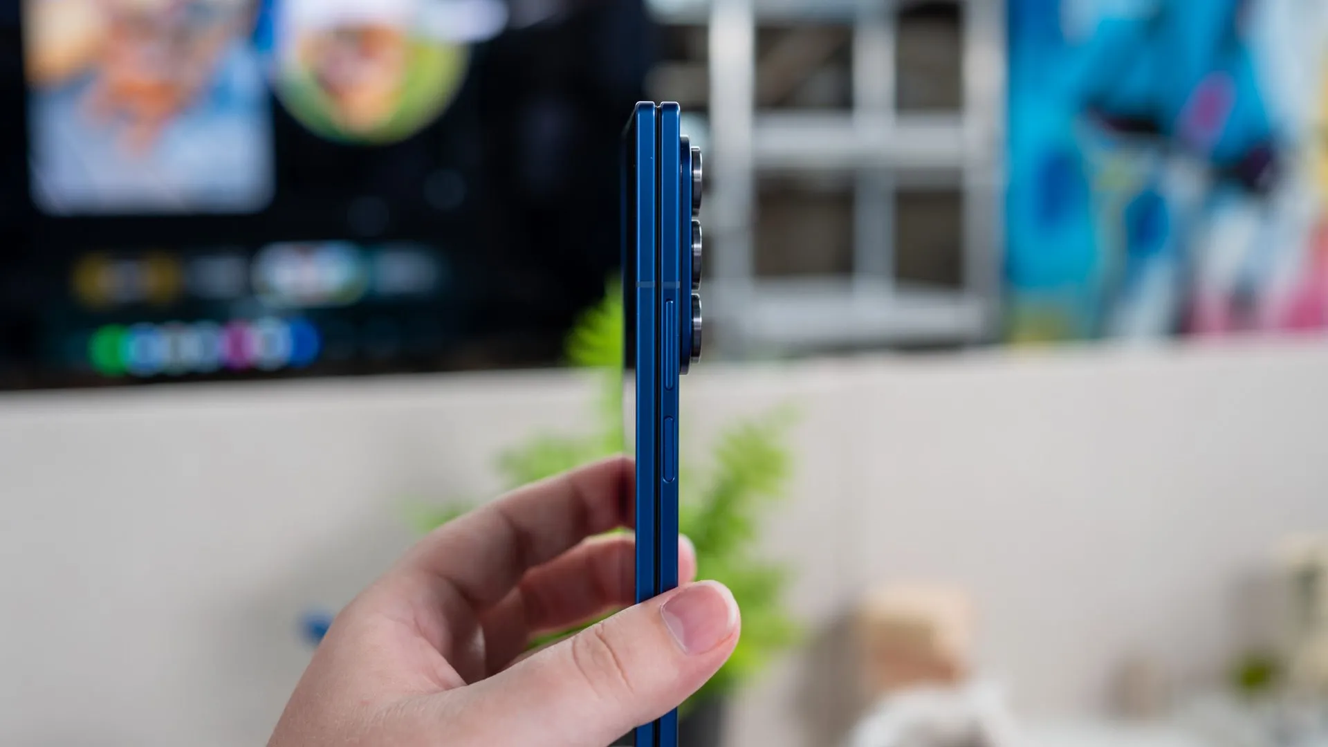 Cận cảnh cạnh bên của Samsung Galaxy Z Fold 7 gập lại, thể hiện độ mỏng ấn tượng của thiết bị.