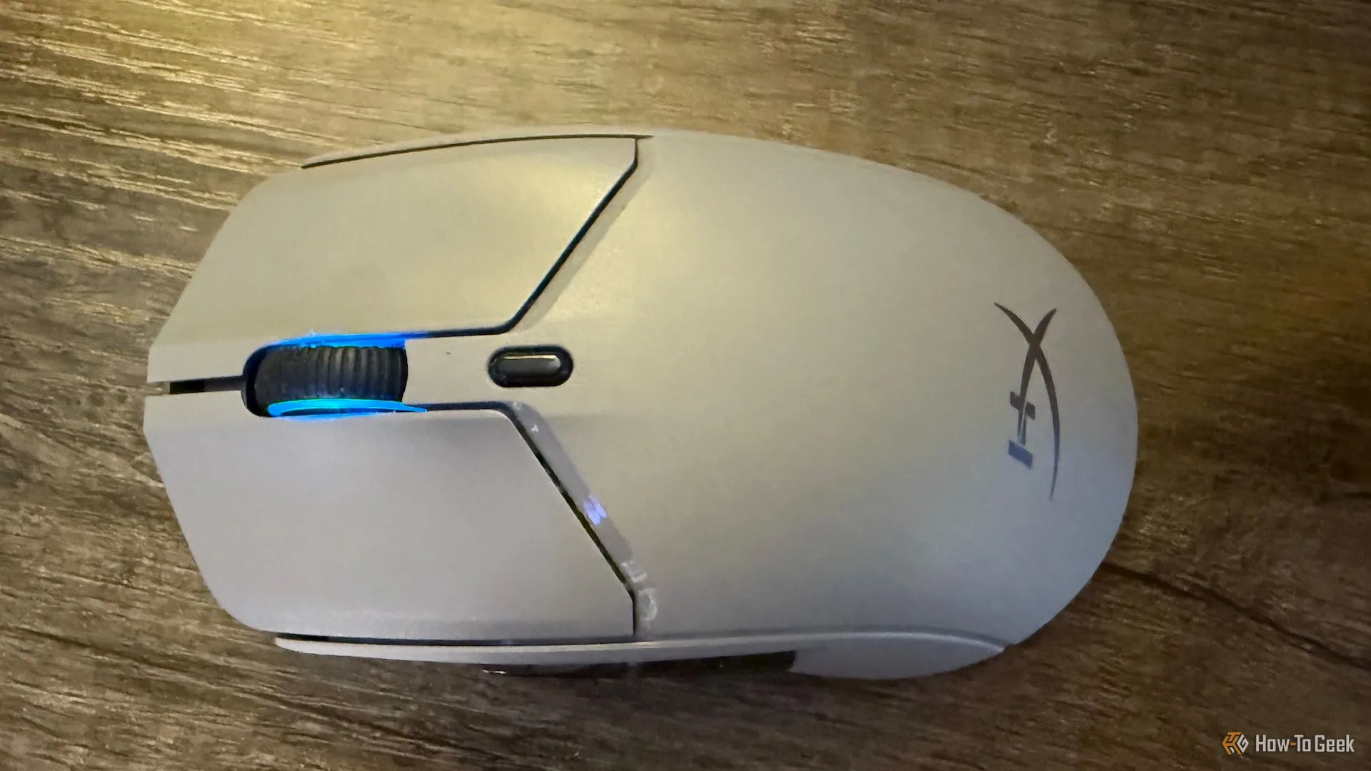 Cận cảnh chuột HyperX Pulsefire Haste 2 Pro nhìn từ trên xuống