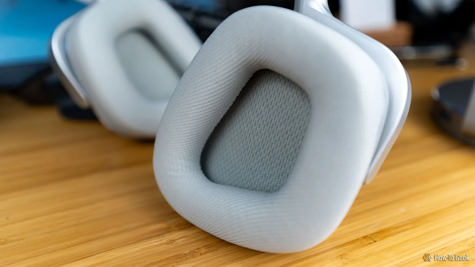 Cận cảnh đệm tai nghe Corsair Void Wireless V2 màu trắng, thể hiện sự êm ái và chất liệu thoáng khí.