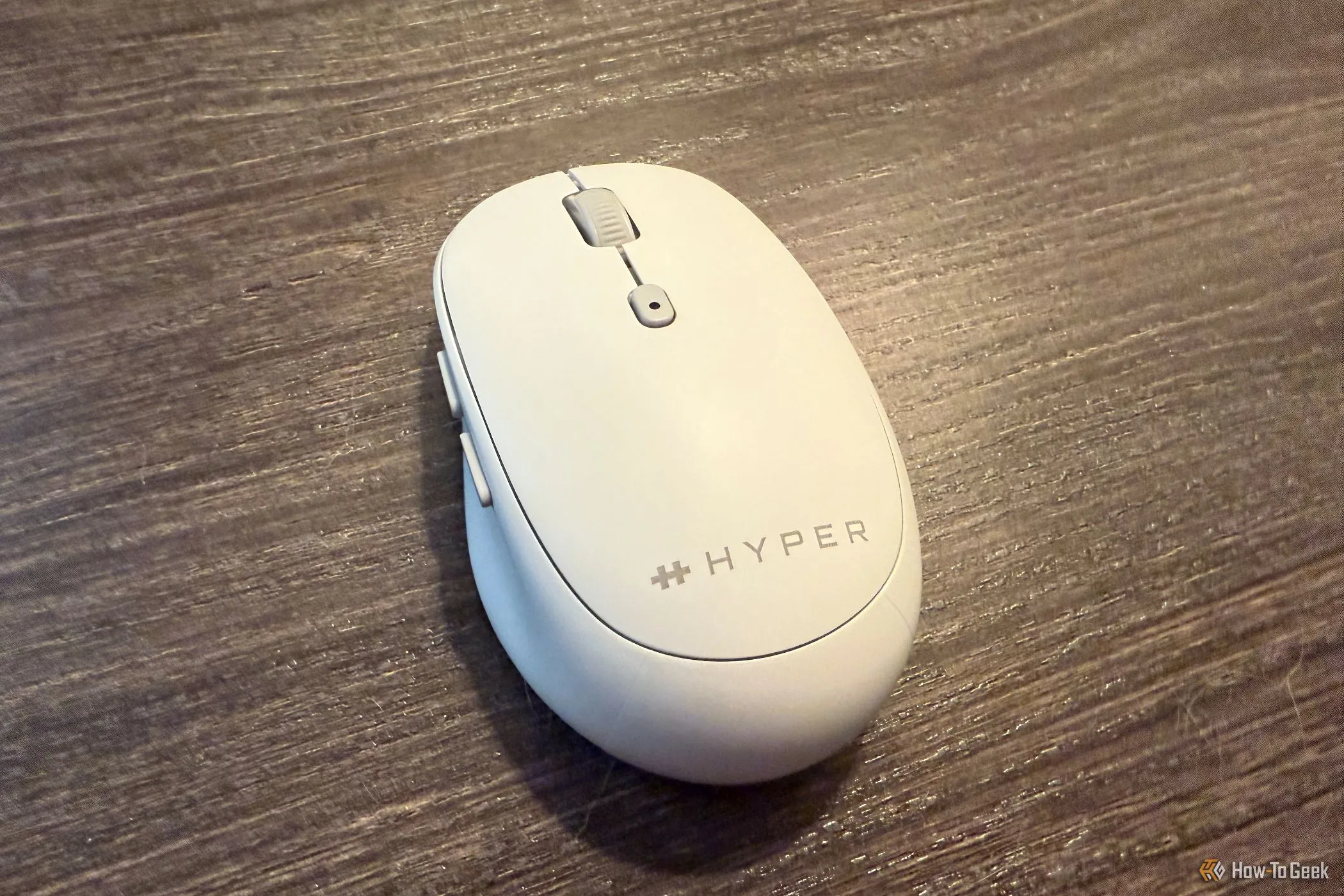 Cận cảnh mặt trên chuột Hyper HyperSpace Bluetooth với nút DPI điều chỉnh và con lăn yên tĩnh