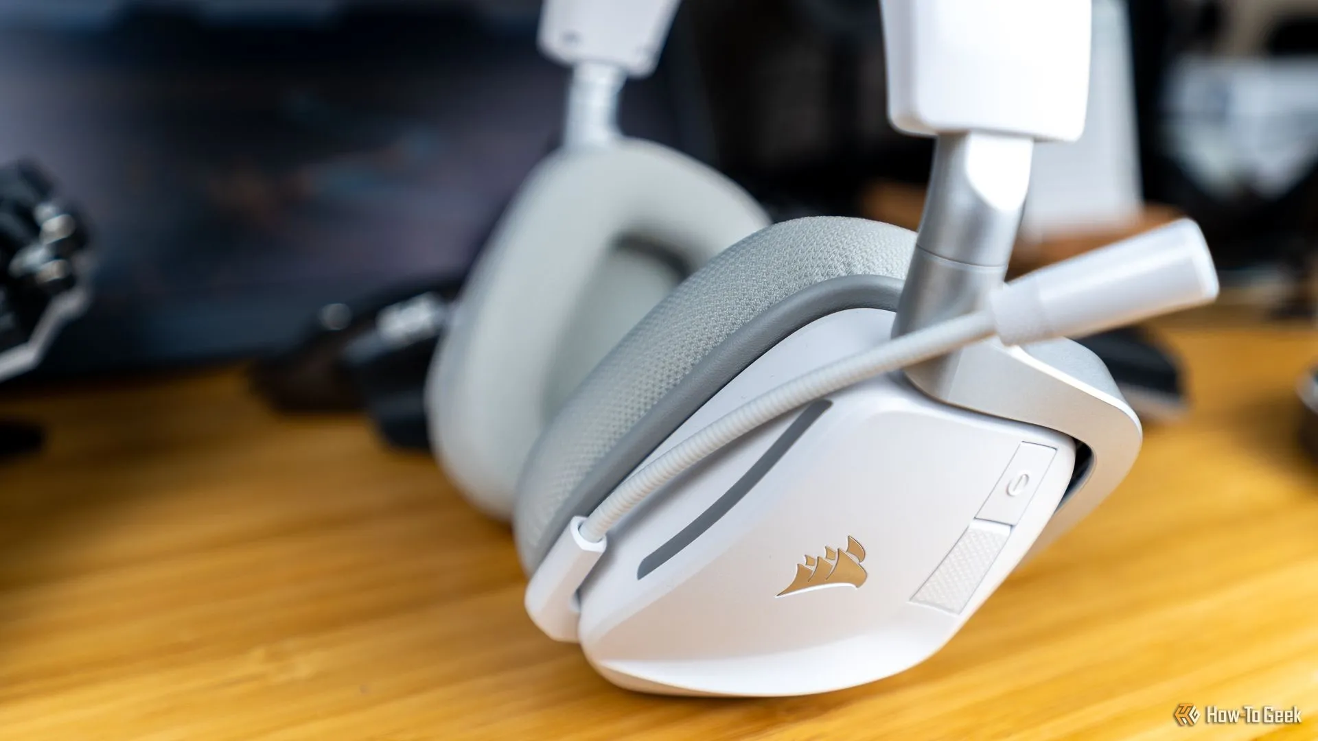 Cần micro của tai nghe Corsair Void Wireless V2 được gập lên, minh họa tính năng tắt tiếng khi gập.