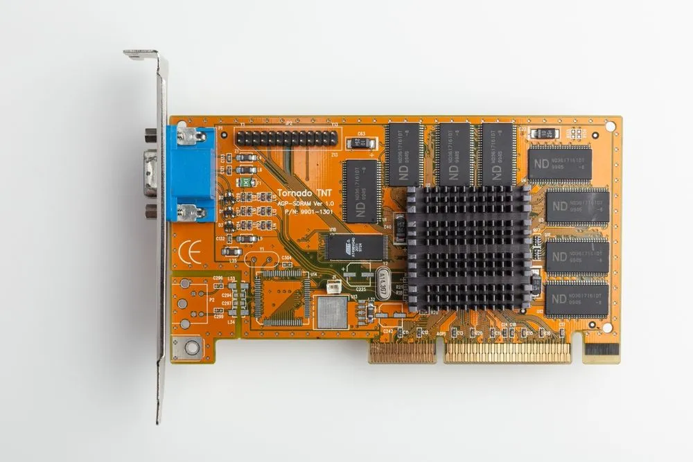 Card đồ họa cổ điển NVIDIA Riva TNT với chip video và bộ nhớ SDR.