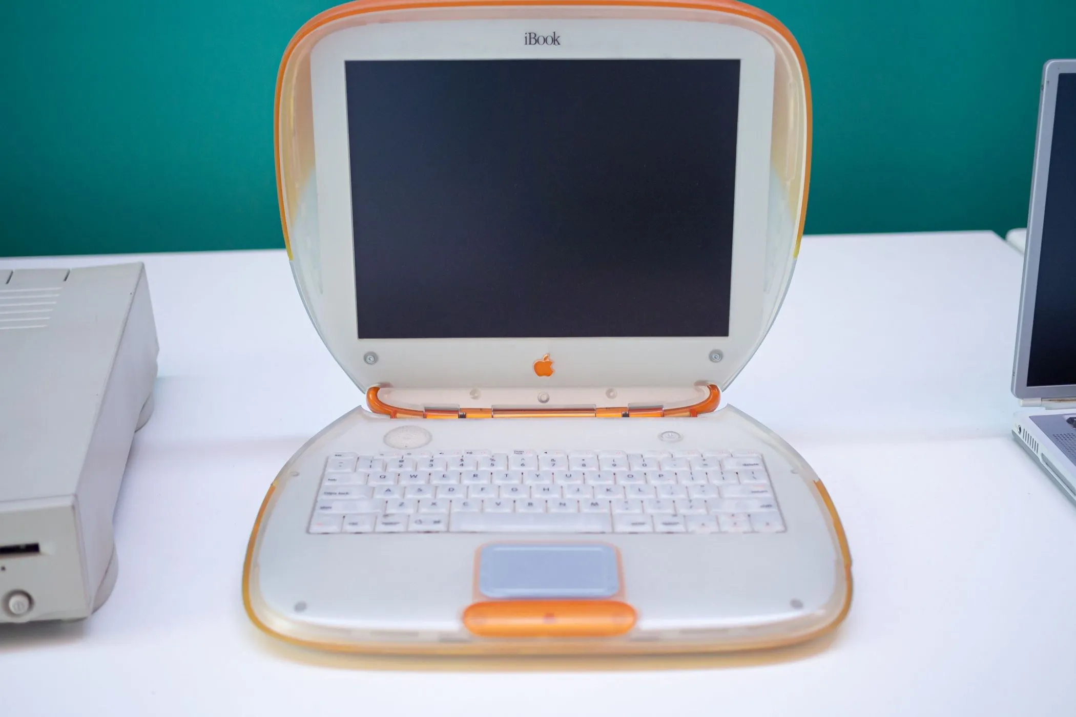 Chiếc laptop Apple iBook G3 nguyên bản từ những năm 90, thể hiện sự hoài cổ và khả năng nâng cấp với cổng USB-C hiện đại.