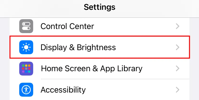 Chọn mục &quot;Màn hình &amp; Độ sáng&quot; (Display &amp; Brightness) trong Cài đặt iPhone