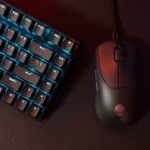 Chuột gaming không dây Alienware Pro màu đen và bàn phím gaming.
