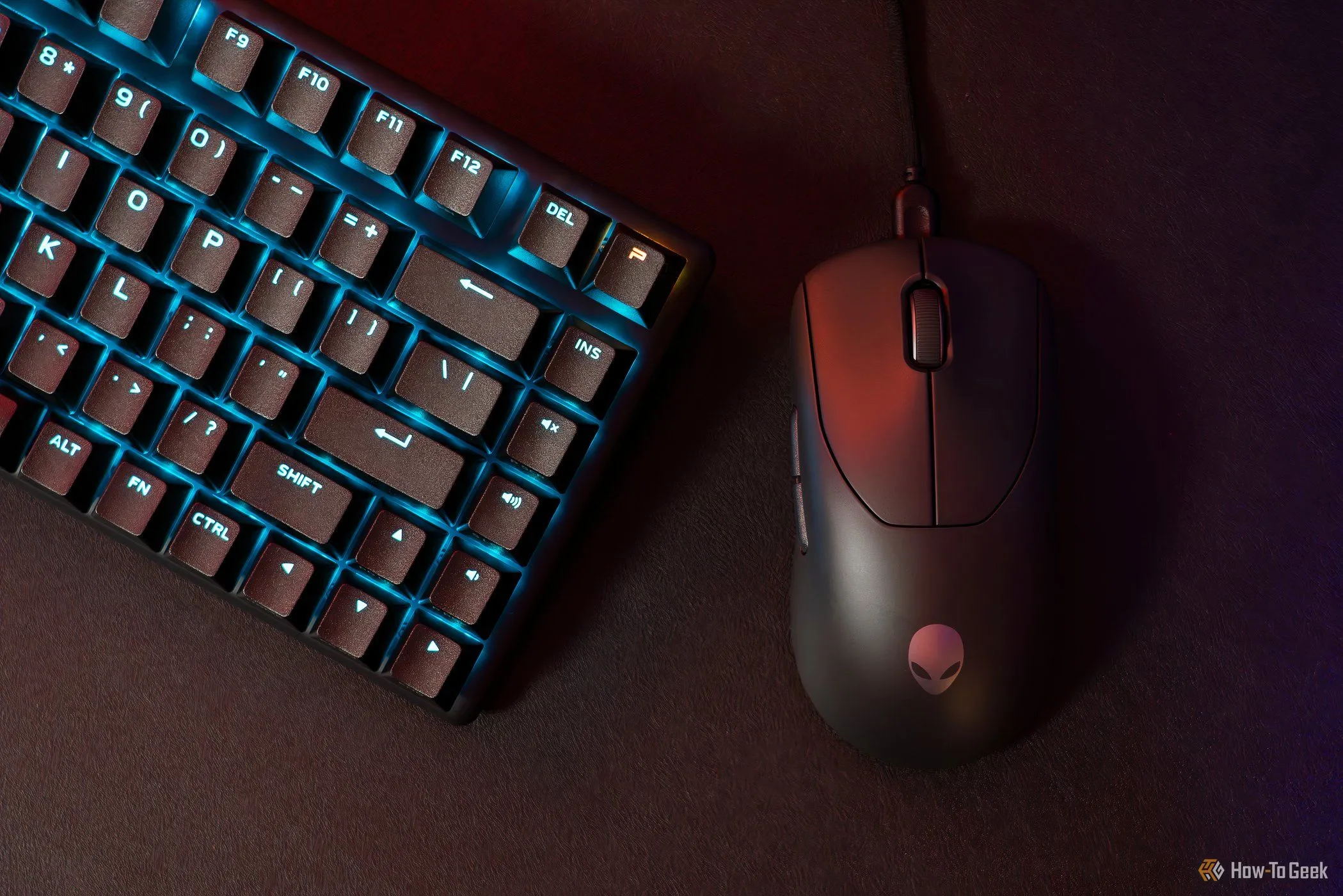 Chuột gaming không dây Alienware Pro màu đen và bàn phím gaming.