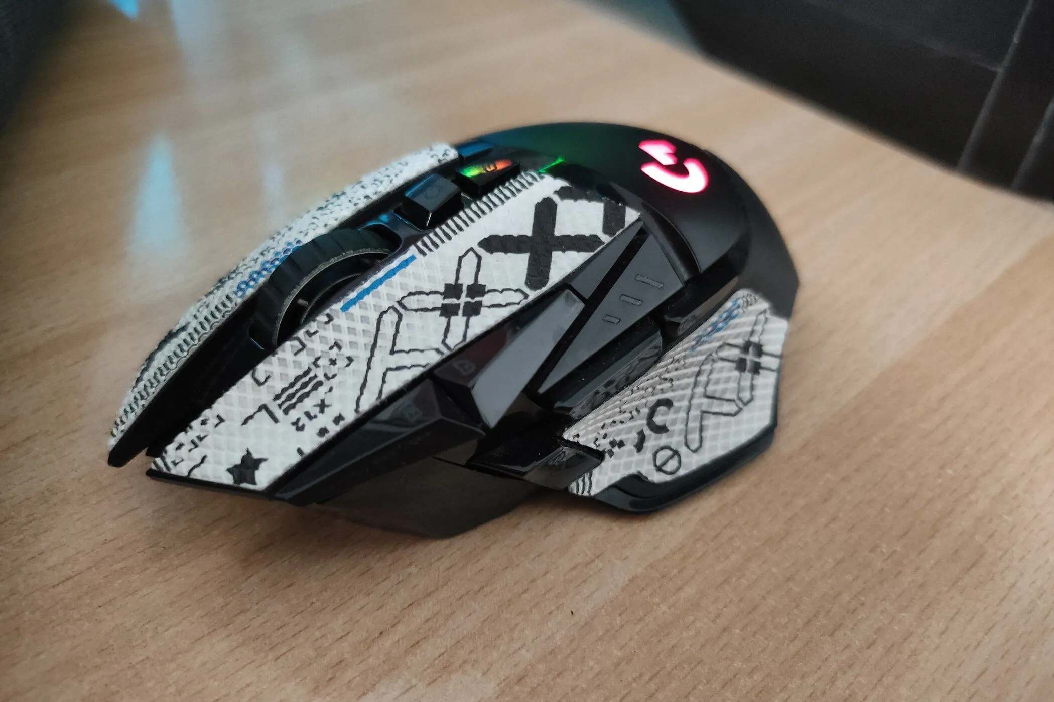 Chuột gaming Logitech G502 Lightspeed với băng dán chống trượt (grip tape) ở mặt bên.