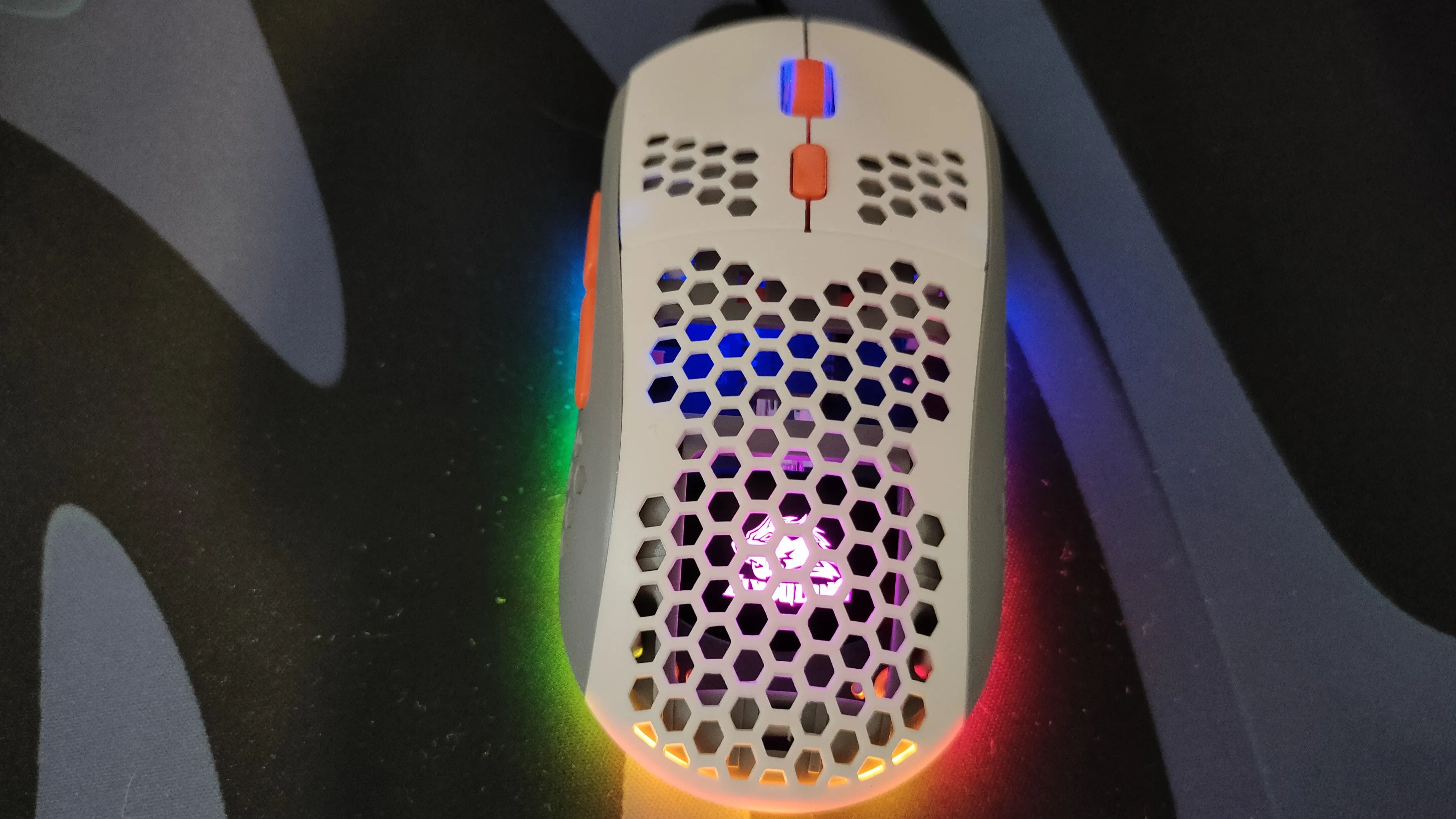 Chuột gaming siêu nhẹ đã được mod khoan lỗ (Dremel mod) để giảm trọng lượng.