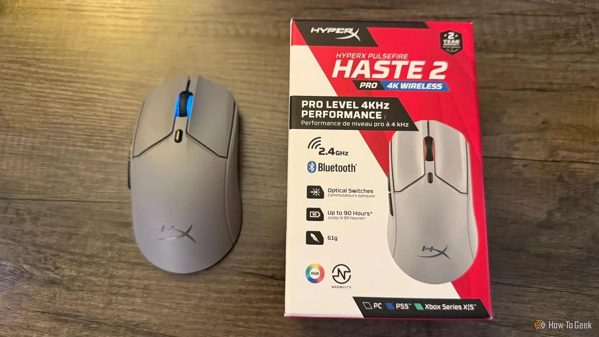 Chuột HyperX Pulsefire Haste 2 Pro và hộp sản phẩm trên bàn
