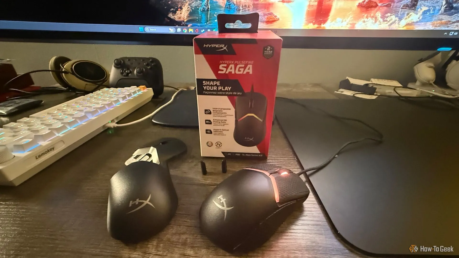 Chuột HyperX Pulsefire Saga cùng các bộ phận modular có thể thay thế và hộp đựng trên bàn làm việc
