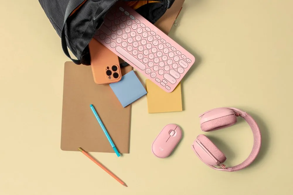 Chuột Logitech Pebble Mouse 2 M350s màu hồng nhạt, minh họa thiết kế siêu mỏng và tiện lợi cho di chuyển.