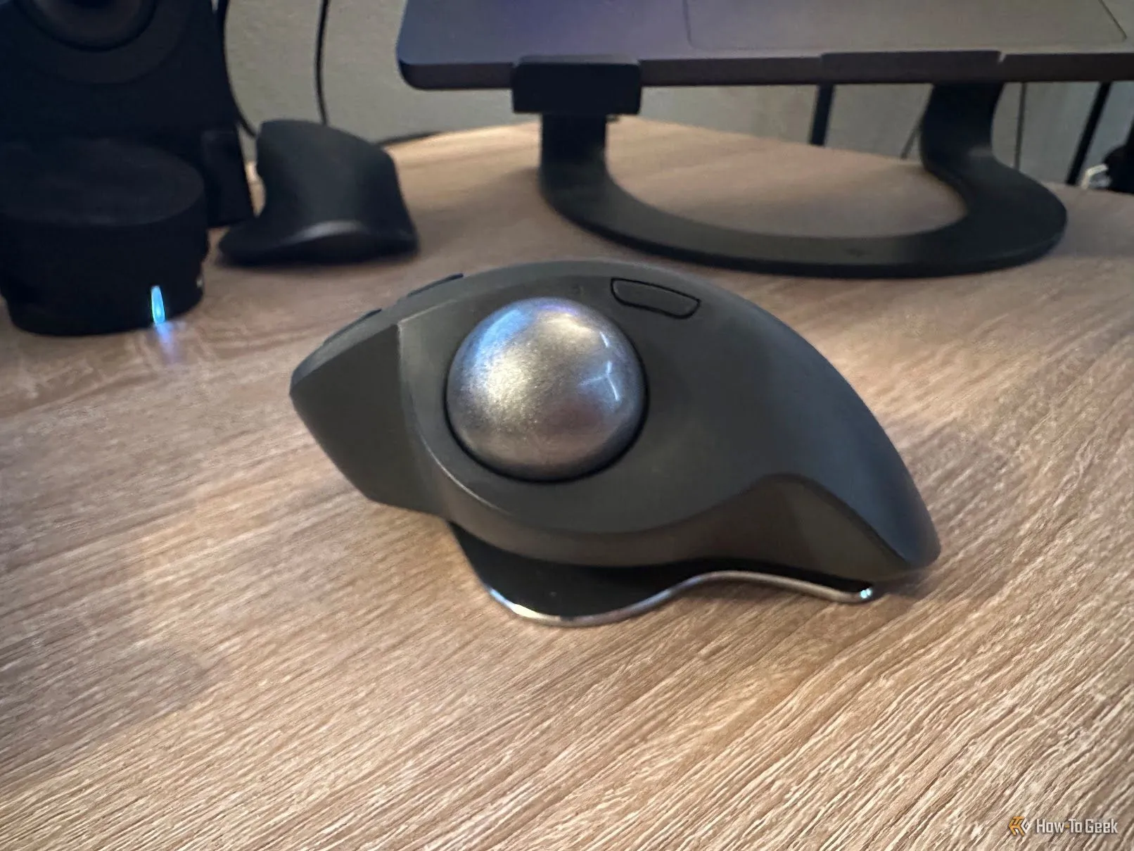 Chuột trackball Logitech MX Ergo S đặt trên bàn làm việc, cho thấy thiết kế công thái học và bi lăn tiện lợi.