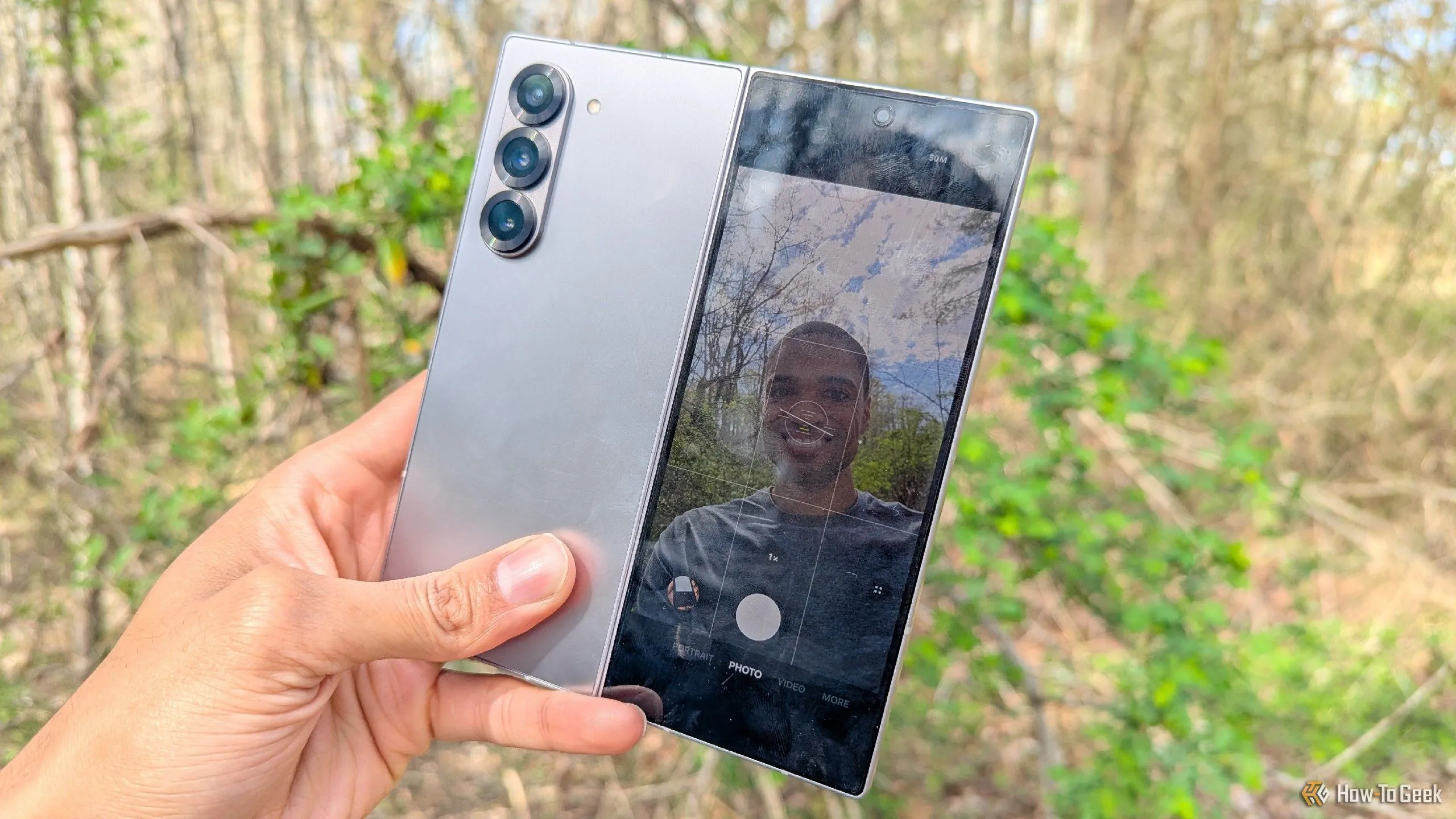 Chụp ảnh selfie bằng camera sau chất lượng cao của Galaxy Z Fold 6, sử dụng màn hình phụ làm kính ngắm tiện lợi.