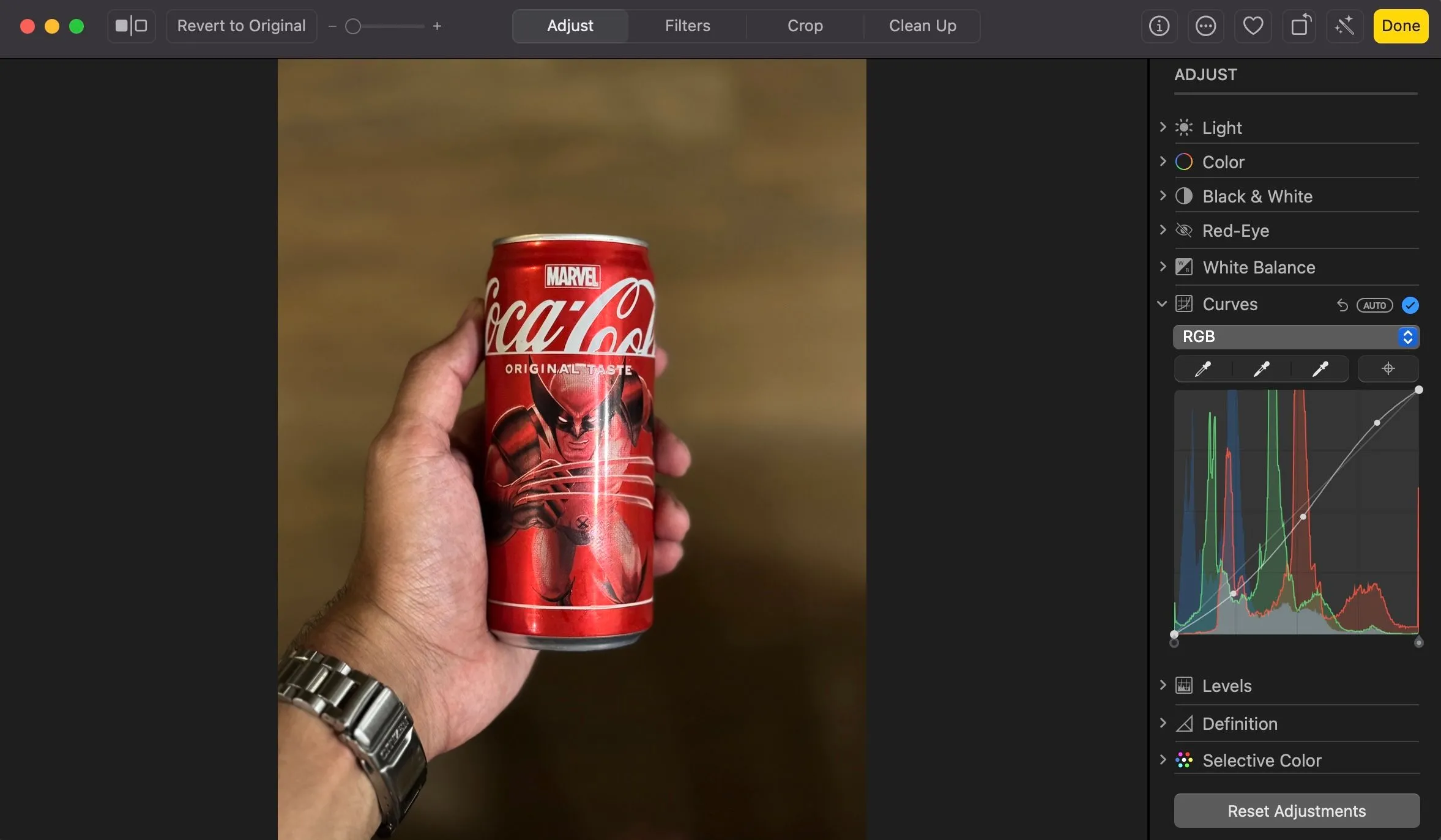 Công cụ Curves trong ứng dụng Photos trên macOS, cho phép người dùng điều chỉnh đường cong tông màu để tinh chỉnh dải màu của ảnh.