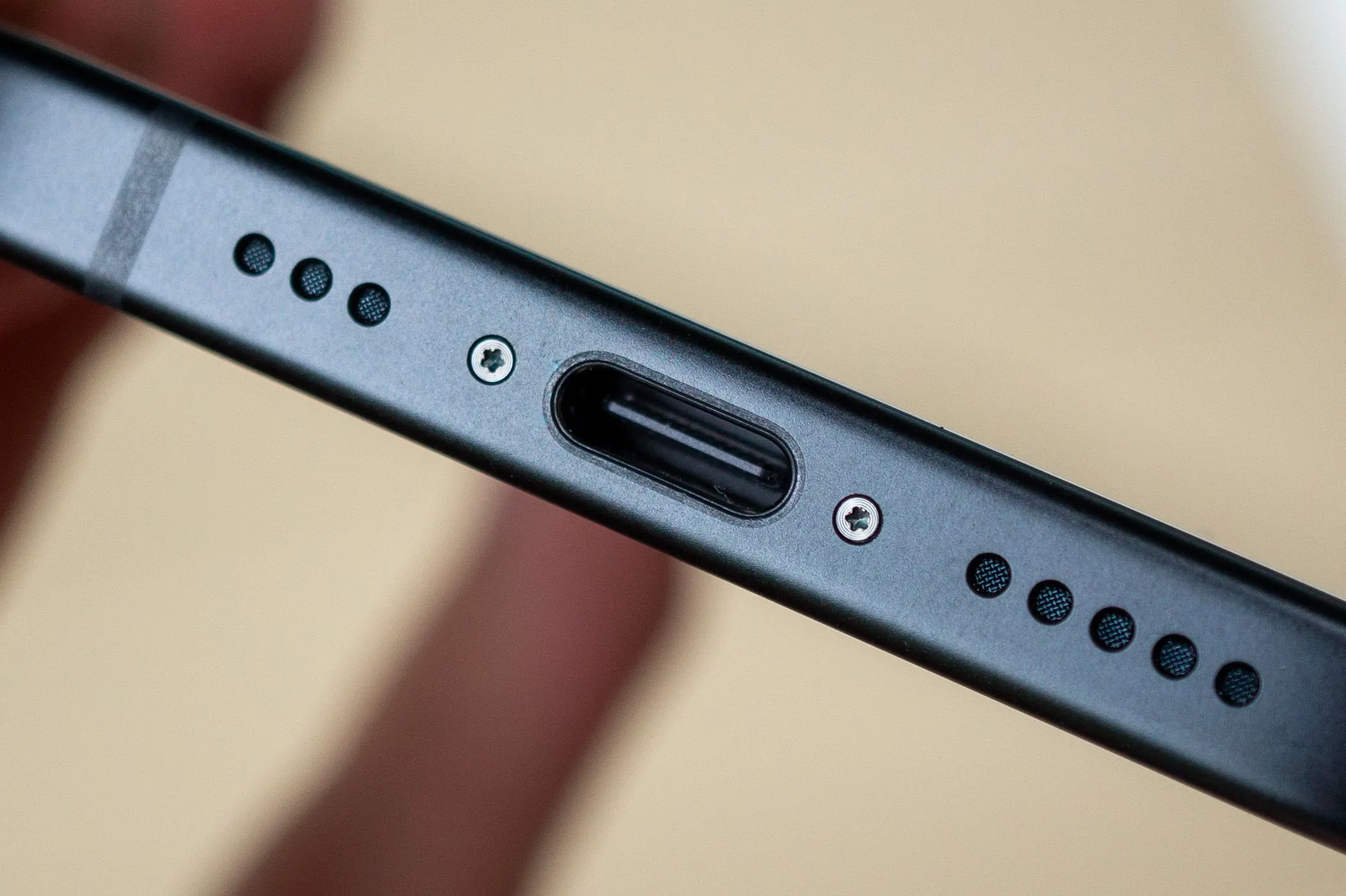 Cổng sạc USB-C trên iPhone 15, minh chứng cho sự thay đổi chậm chạp của Apple trong việc áp dụng các công nghệ mới.