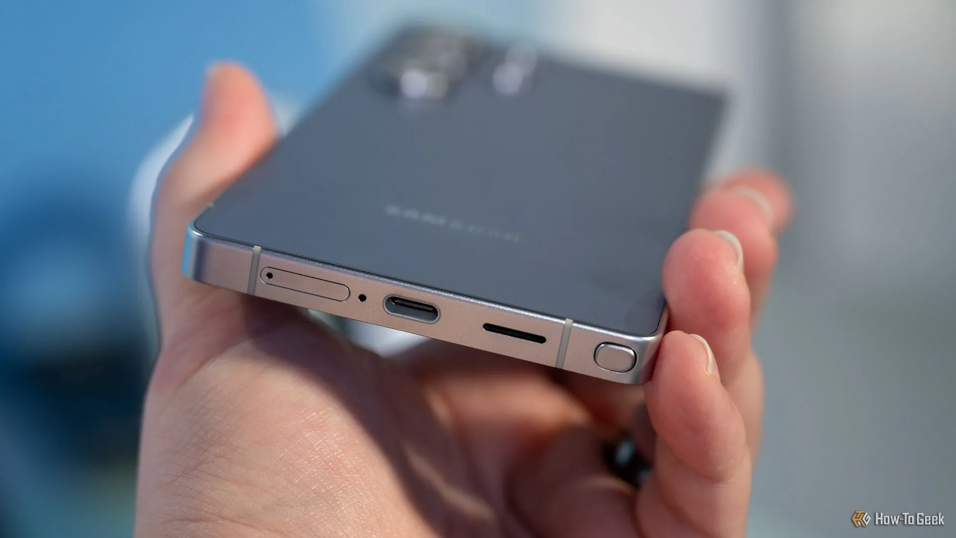 Cổng USB-C, khe cắm SIM và bút S Pen ở cạnh dưới của Samsung Galaxy S25 Ultra, thể hiện các cổng kết nối quan trọng.