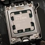 CPU AMD Ryzen 7 7700 lắp trên bo mạch chủ ASRock B650M PG Riptide với socket AM5, minh họa vị trí tối ưu RAM.