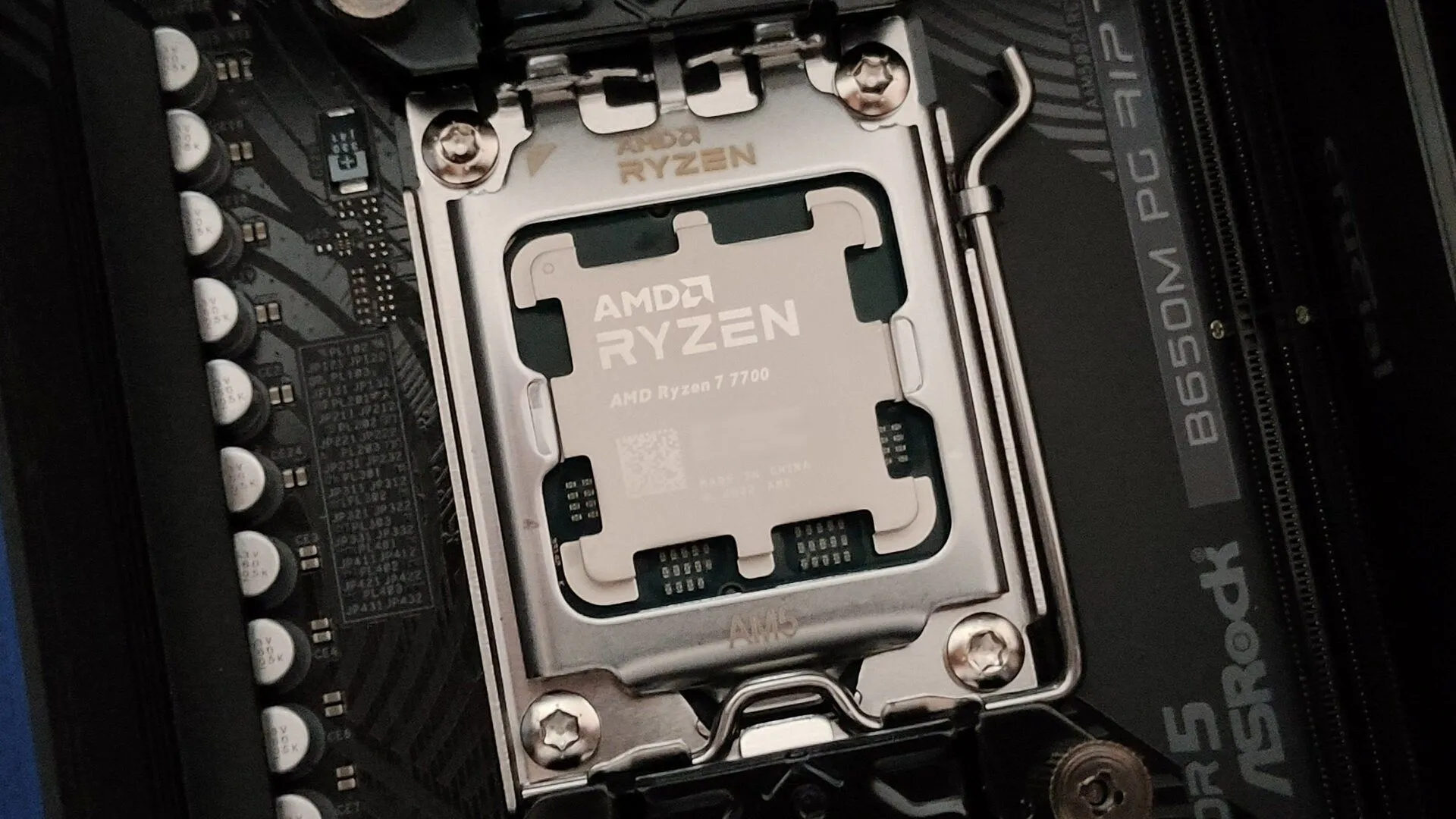 CPU AMD Ryzen 7 7700 lắp trên bo mạch chủ ASRock B650M PG Riptide với socket AM5, minh họa vị trí tối ưu RAM.