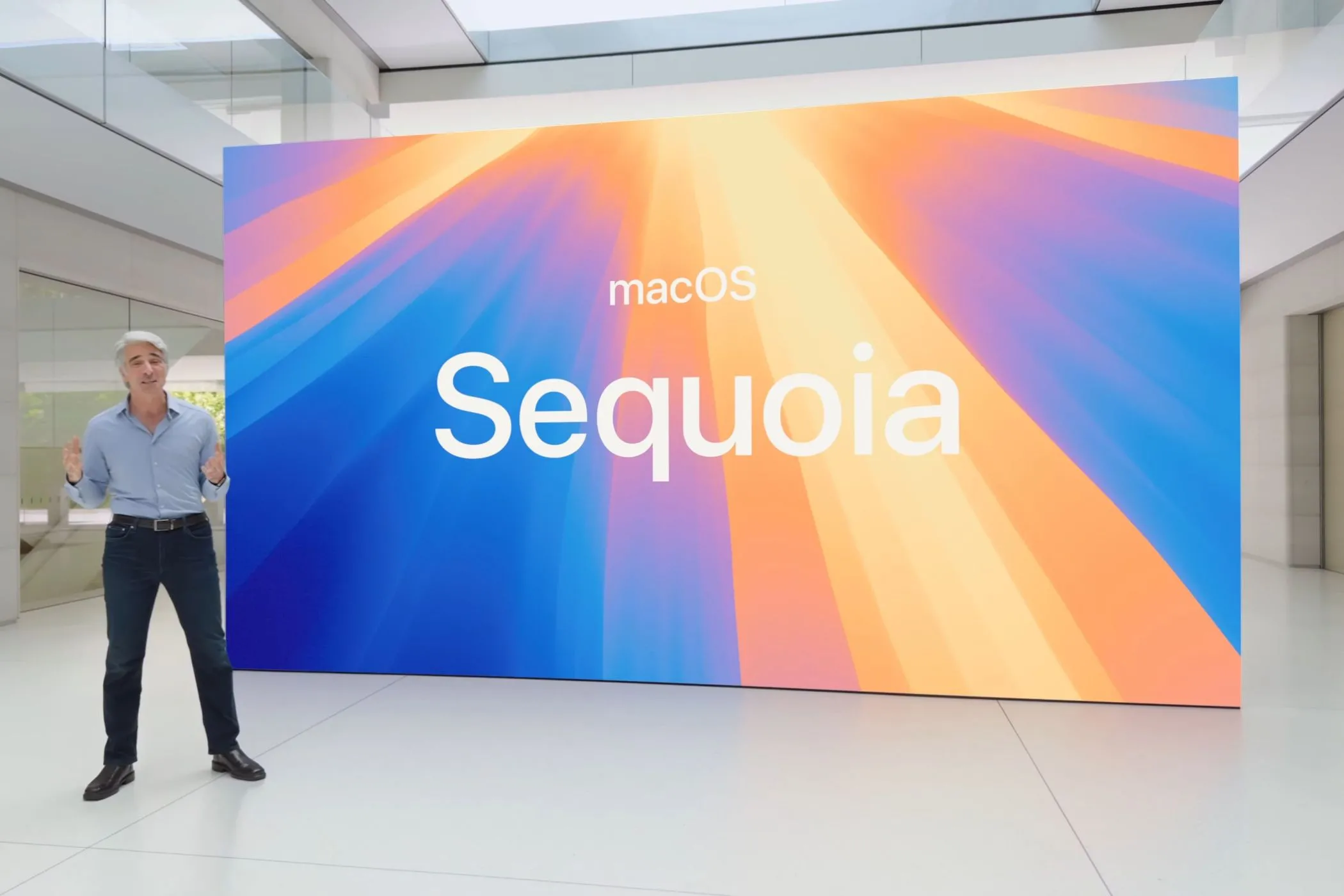 Craig Federighi của Apple tại WWDC 2024 đang trình bày bài diễn thuyết trong không gian ảo.