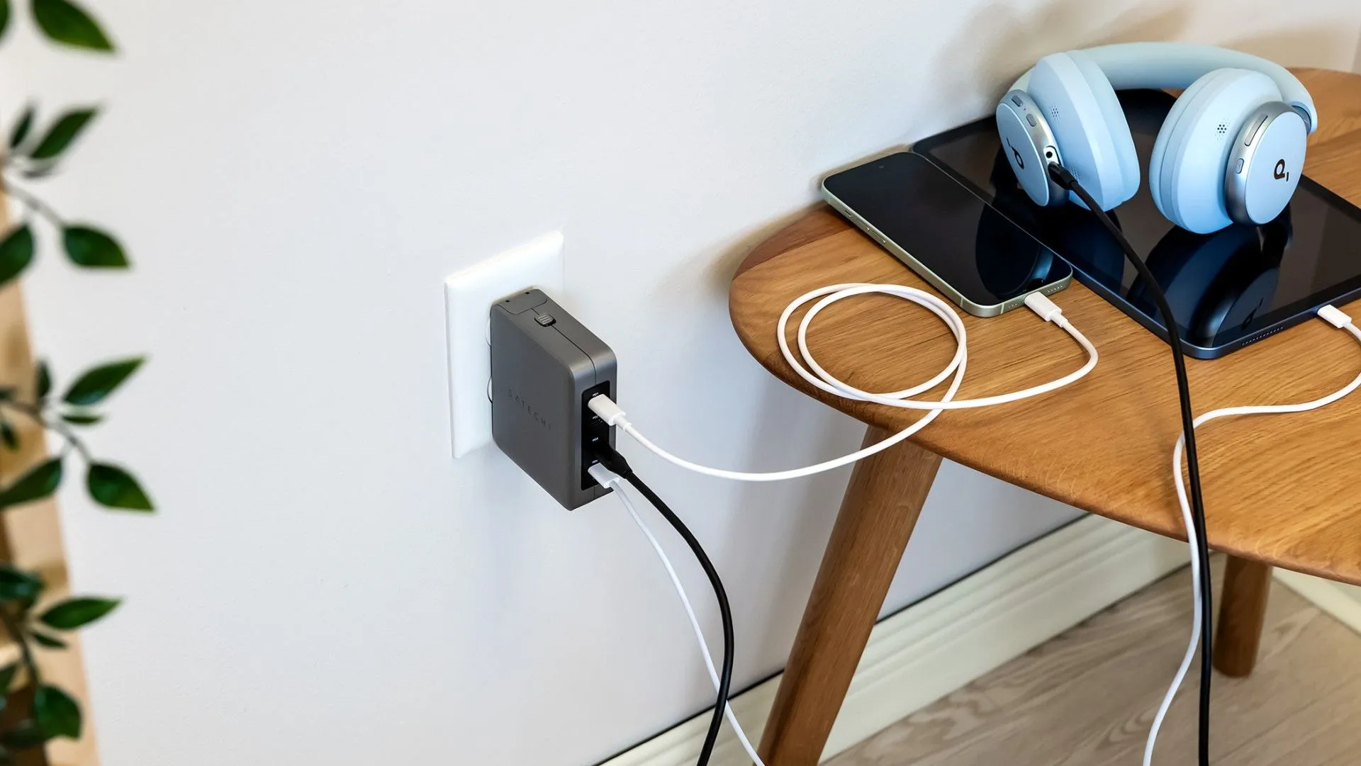 củ sạc nhanh GaN USB-C 4 cổng của Satechi sạc nhiều thiết bị