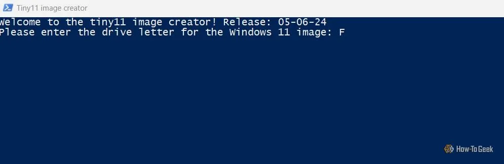 Cửa sổ công cụ Tiny11 maker đang chờ nhập ký tự ổ đĩa chứa file ISO Windows 11 gốc.