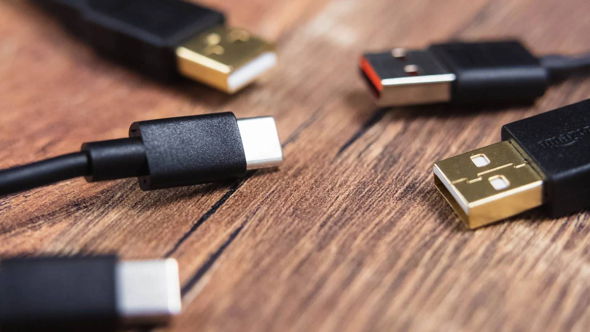 đầu nối cáp sạc USB-A và USB-C cho iPhone