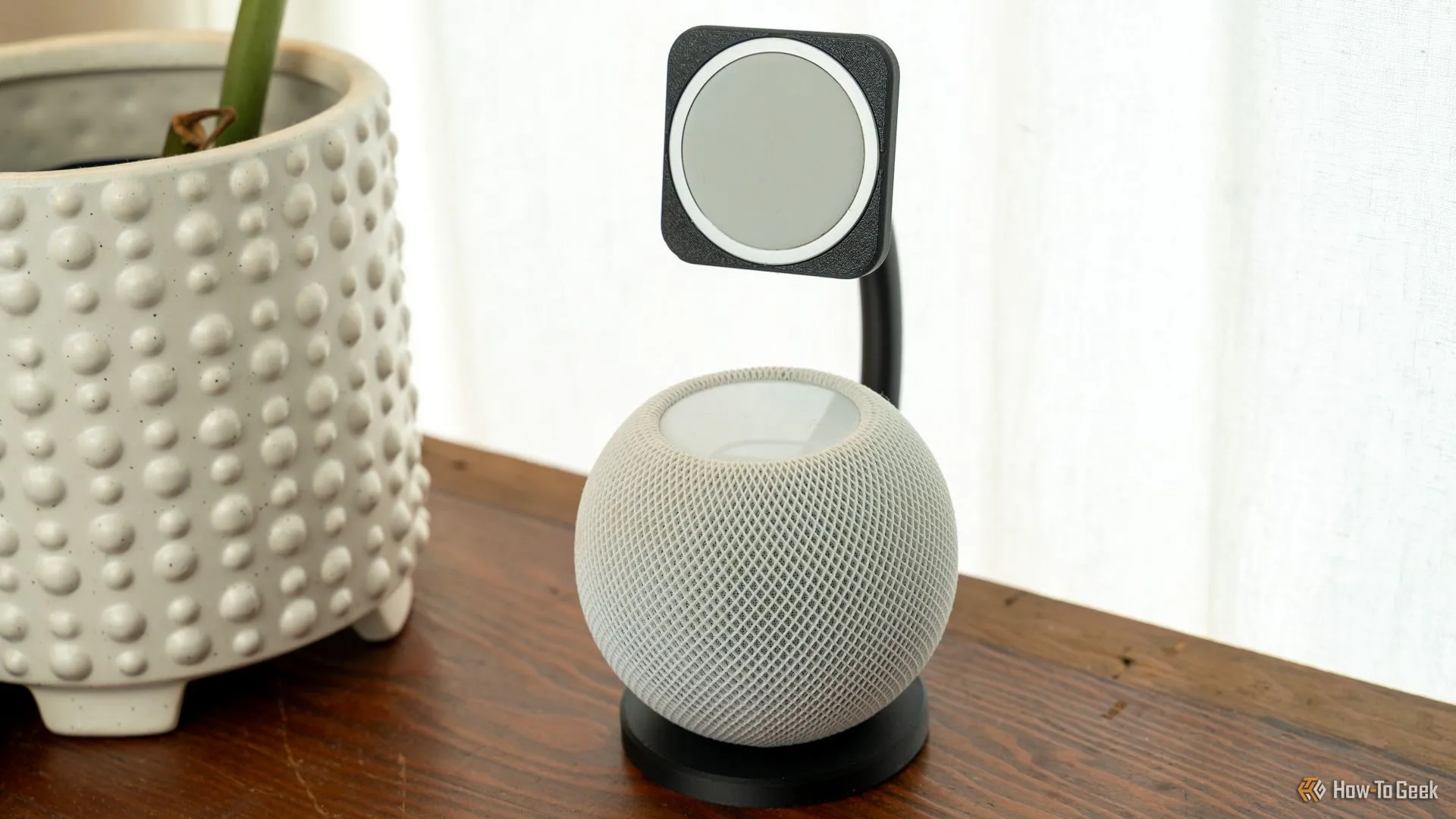 Đế sạc MagSafe in 3D kết hợp giá đỡ HomePod mini trên bàn gỗ